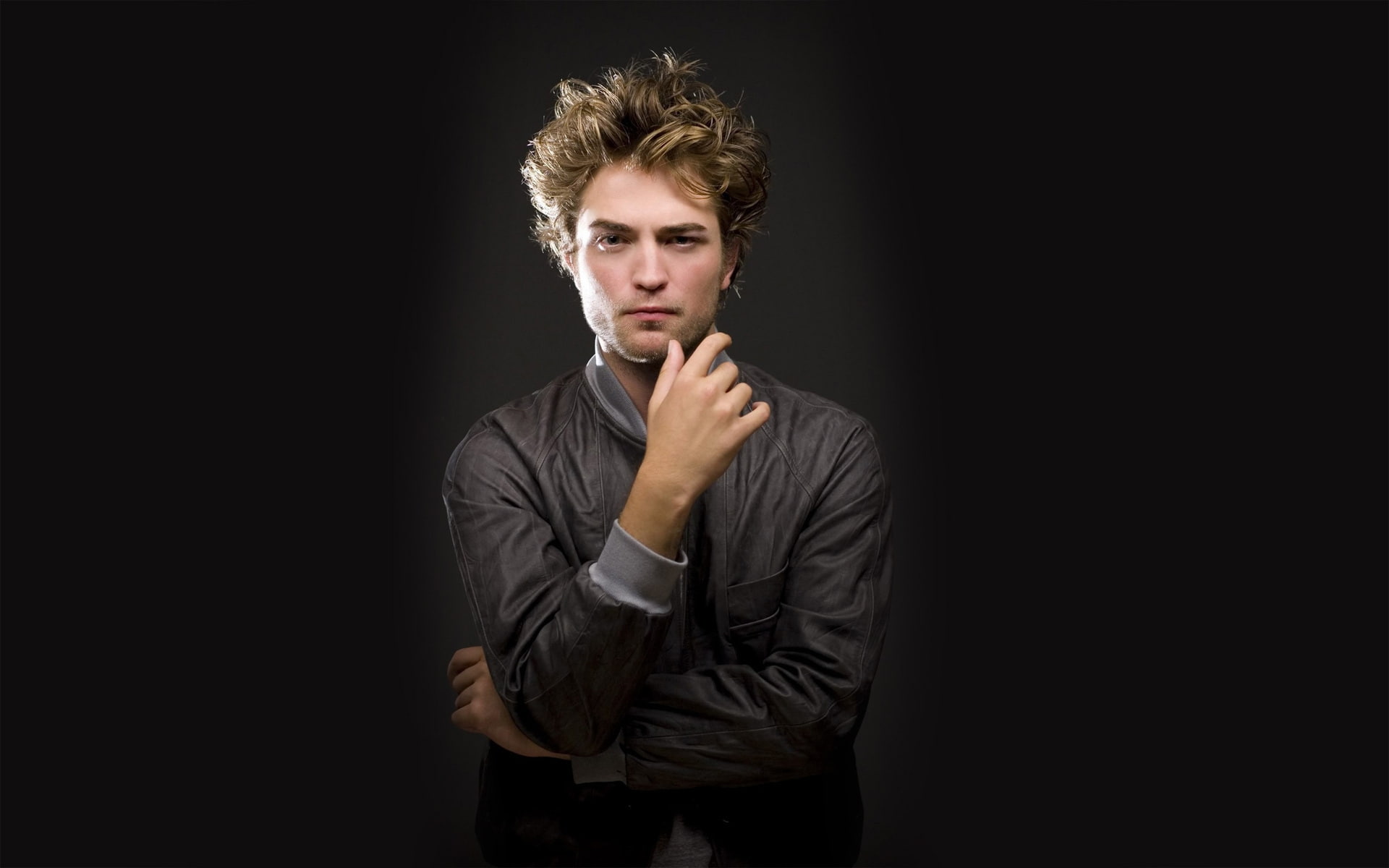 1080P, front view, serious, portrait, pelo, black background, rizado, modelo, hombre, blond hair, hairstyle, looking at camera, adult, copy space, studio shot, HD Wallpaper