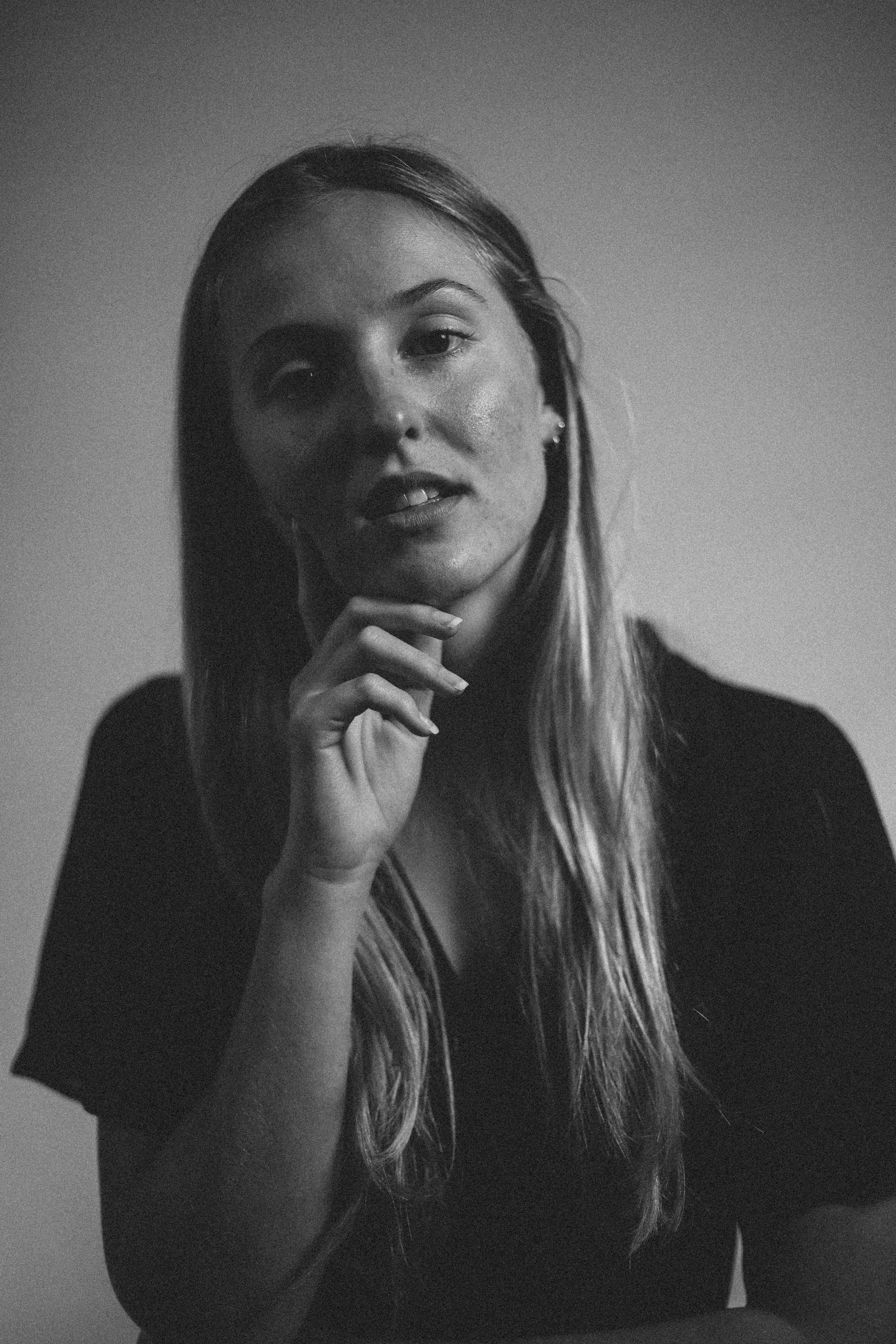 femininity, only Women, long Hair, cute, fashion, one Woman Only, lifestyles, businesswoman, beautiful, black And White, women, woman, brown Hair, one Person, Phone HD Wallpaper