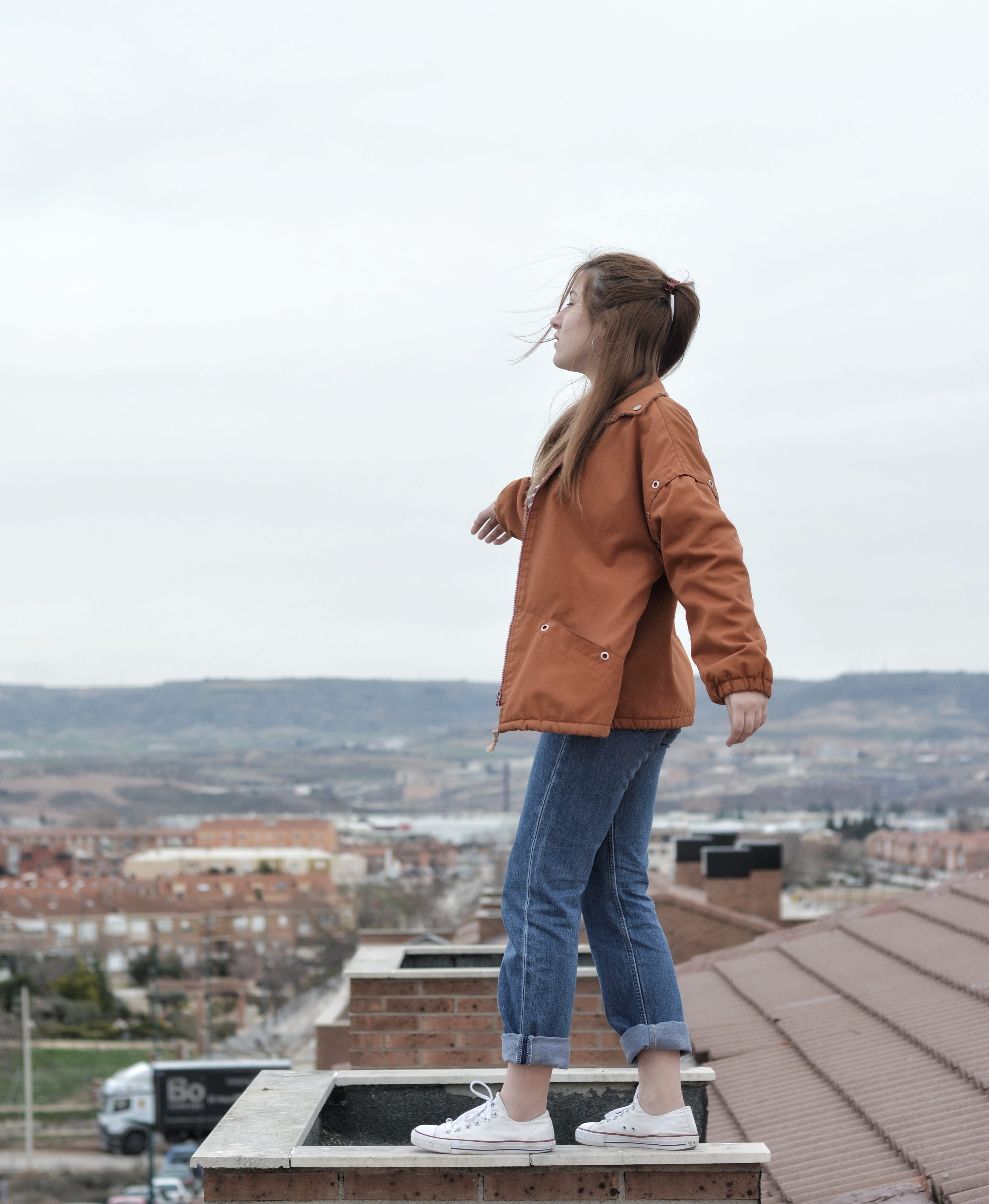 cielo, city, lifestyles, building exterior, alturas, rear view, madrid, full length, chica, built structure, day, standing, hairstyle, tumblr, sky, tejado, Phone HD Wallpaper