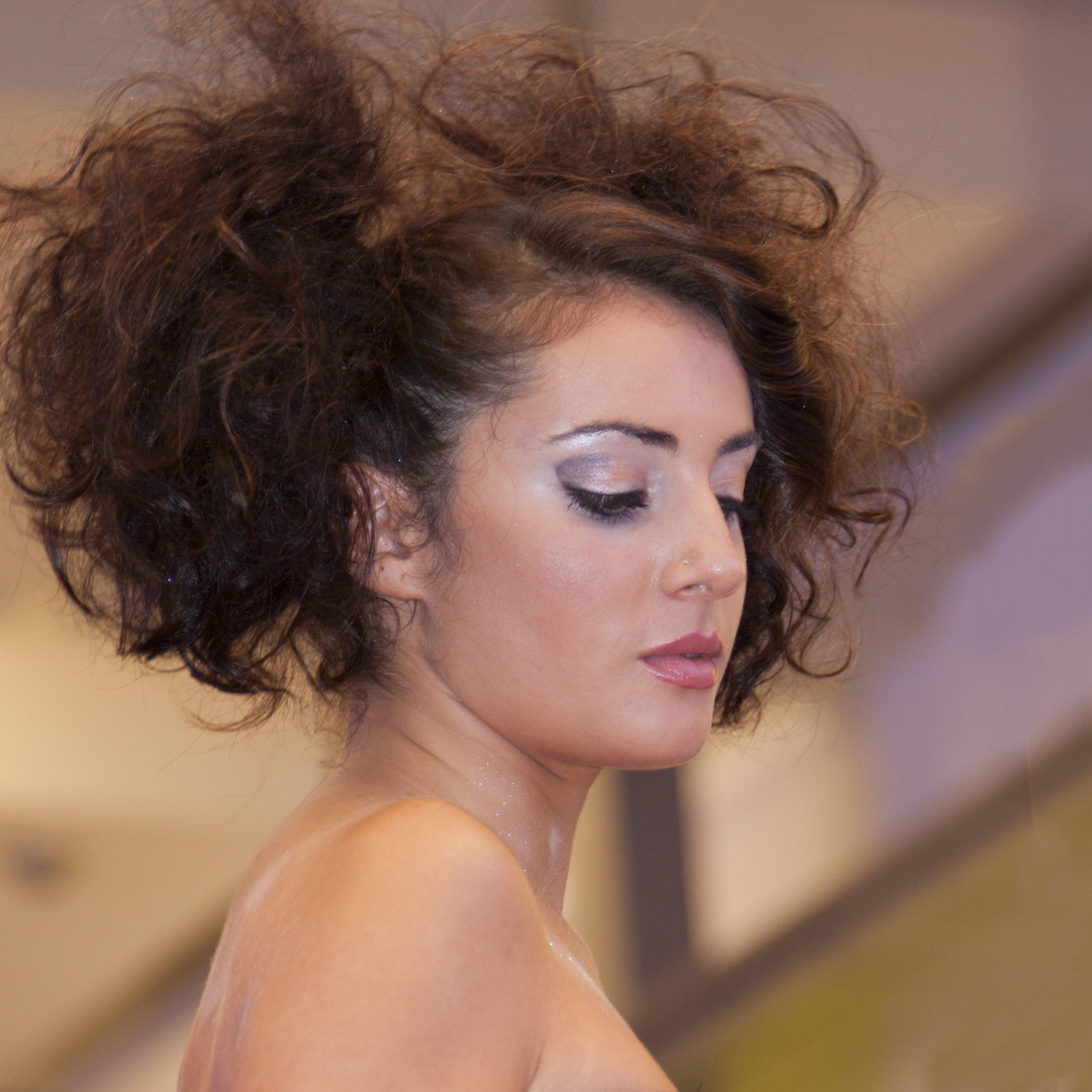 belleza, looking, hairstyle, curly hair, málaga, beautiful people, 2K, one person, chica, beauty, beautiful woman, people, human face, headshot, fashion, Phone HD Wallpaper