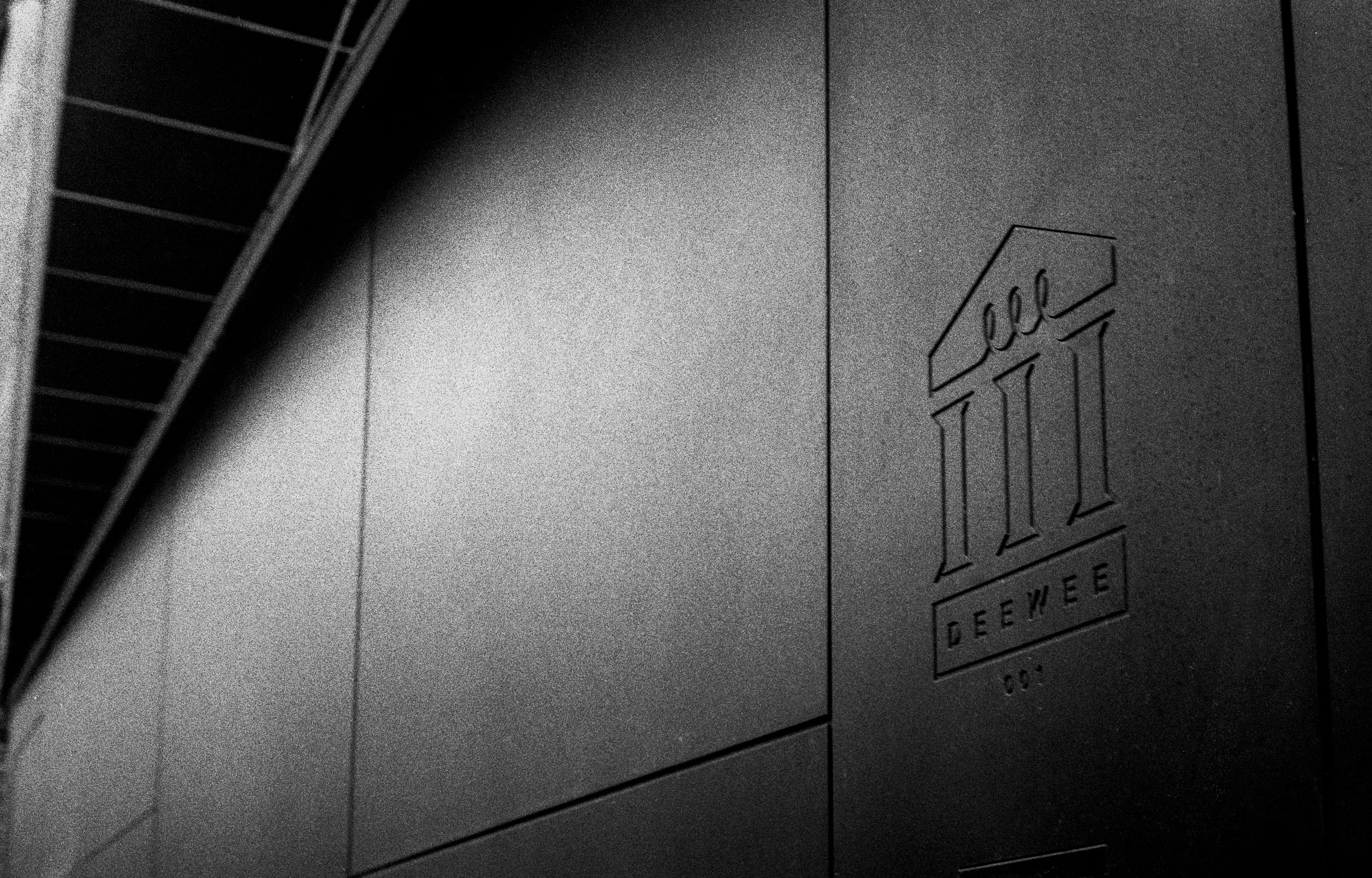 day, 2K, gent, message, wall - building feature, electro, architecture, railing, arrow symbol, ilford, yashica, analog, monochrome, deewee, communication, HD Wallpaper
