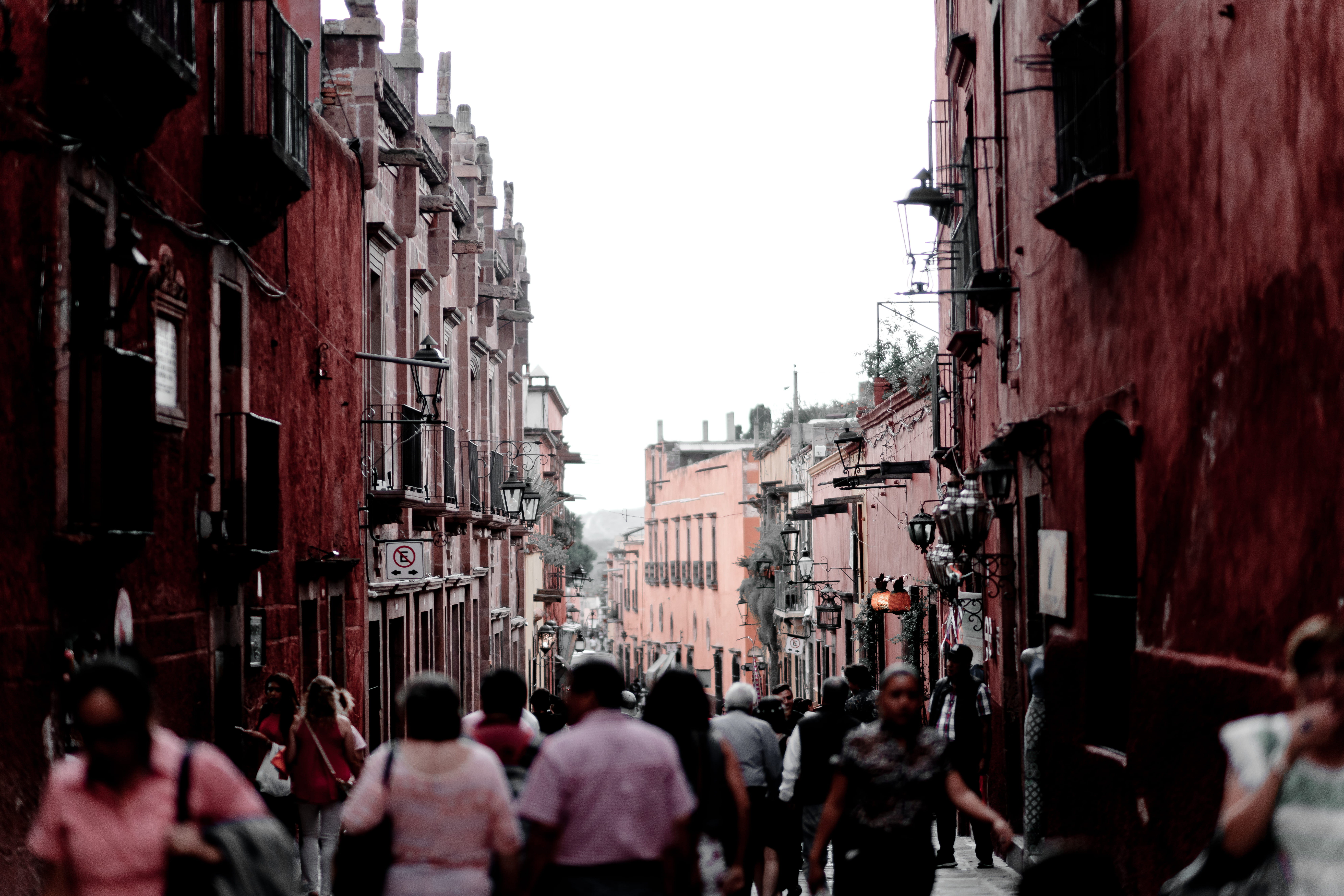 city life, town, buildings, pueblo, people, urban, person, caminando, road, outdoors, gente, group of people, building exterior, real people, built structure, HD Wallpaper