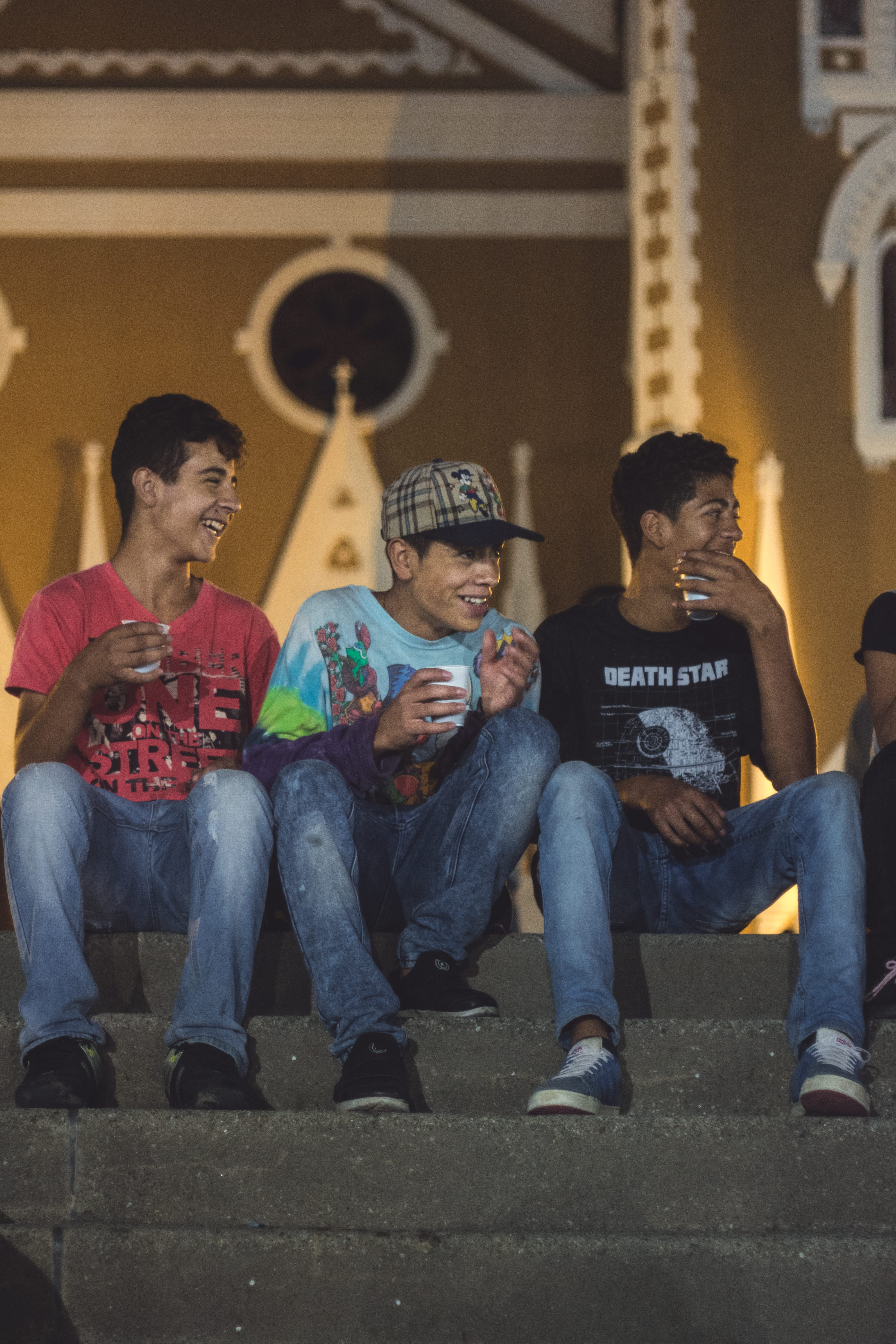 young adult, compartir, jeans, adolescence, smile, teenage boys, nocturno, calle, women, parque de la independencia, happiness, togetherness, abejorral, Phone HD Wallpaper