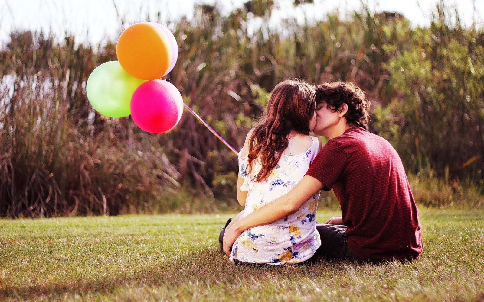 novios, amor, campo, 720P, globos, beso, HD Wallpaper