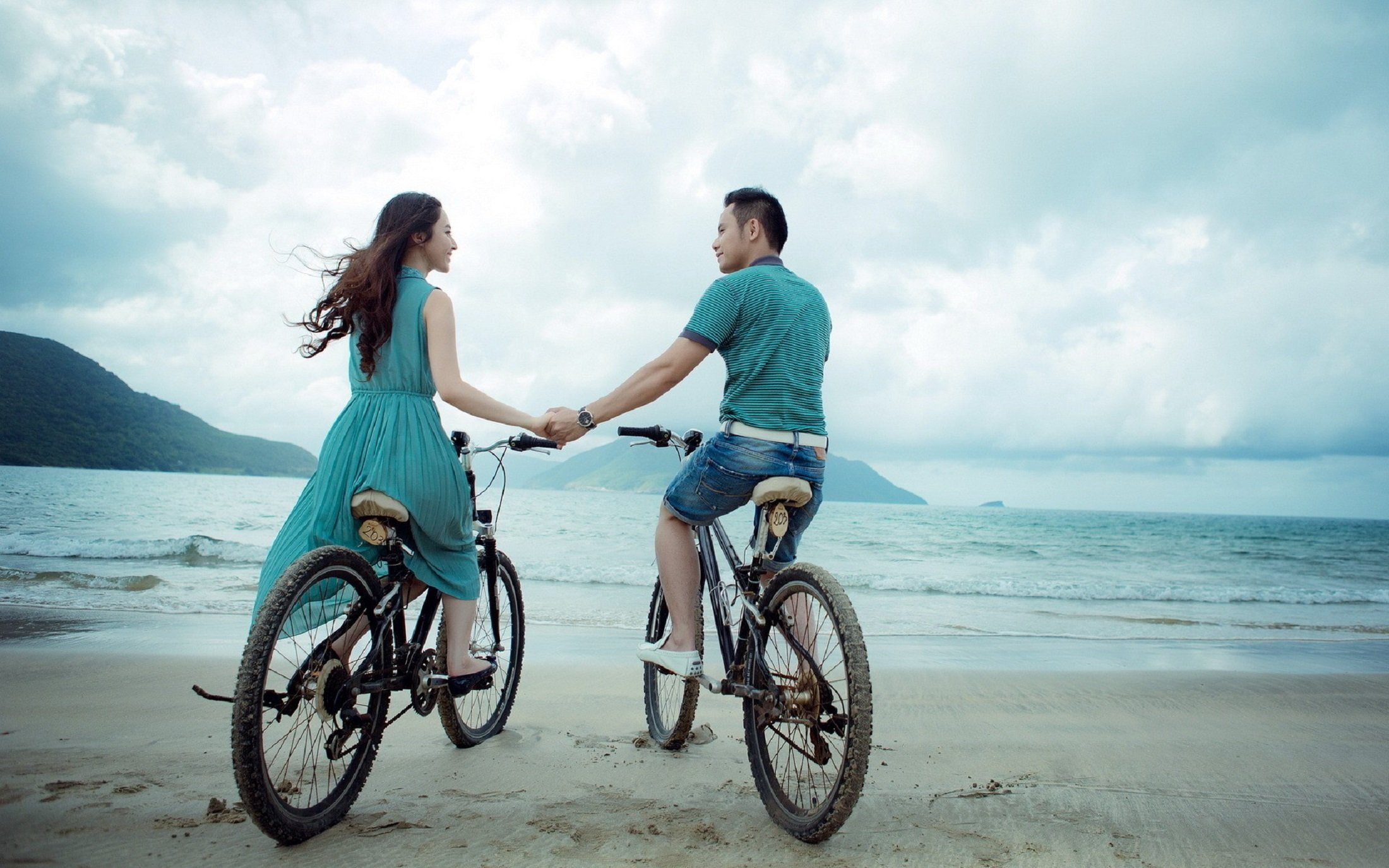 bicicletas, pareja, 1080P, novios, playa, amor, HD Wallpaper