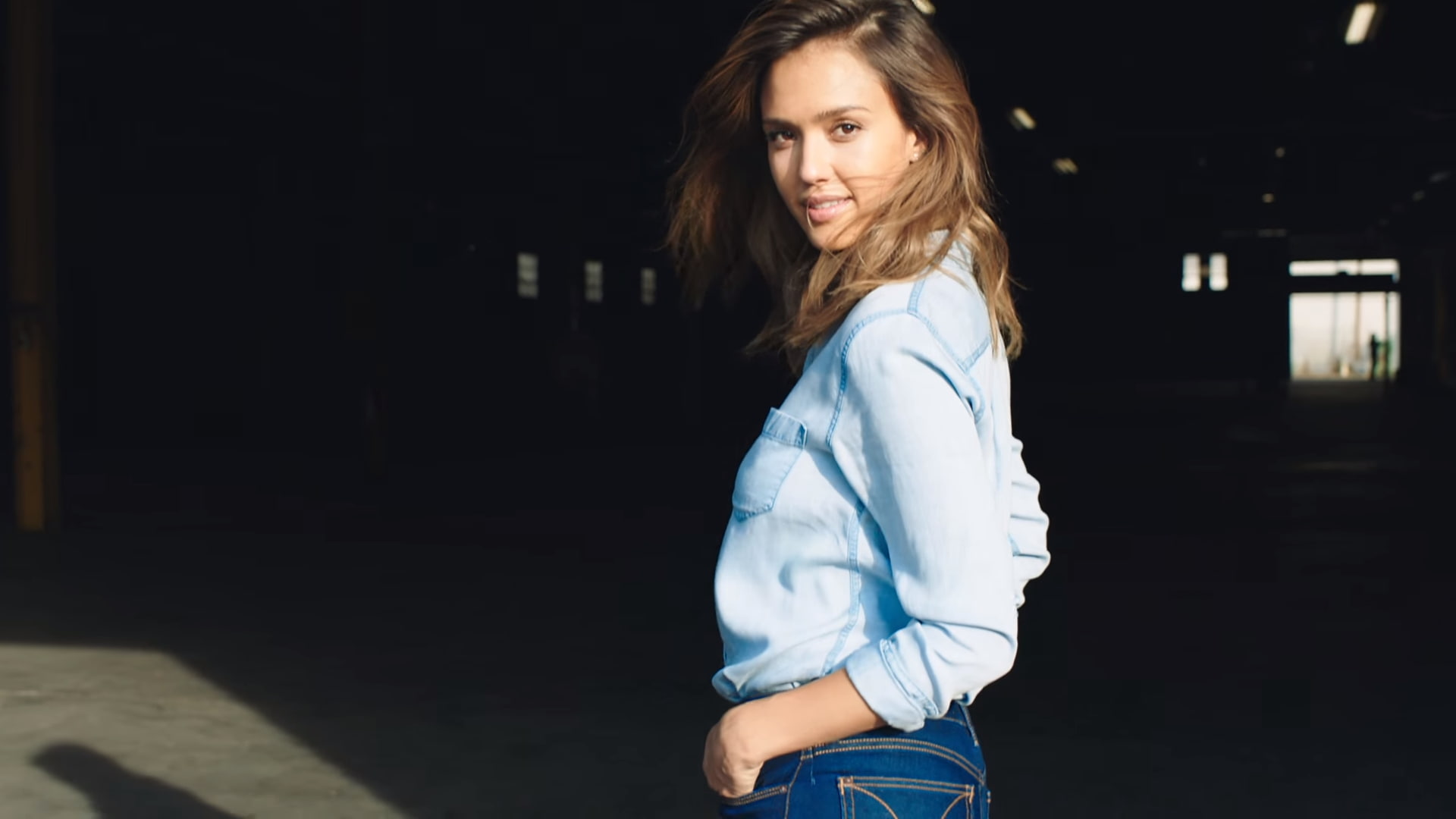 looking back, brunette, women, Jessica Alba, Ombre Hair, actress, denim shirt, 1080P, blonde, HD Wallpaper