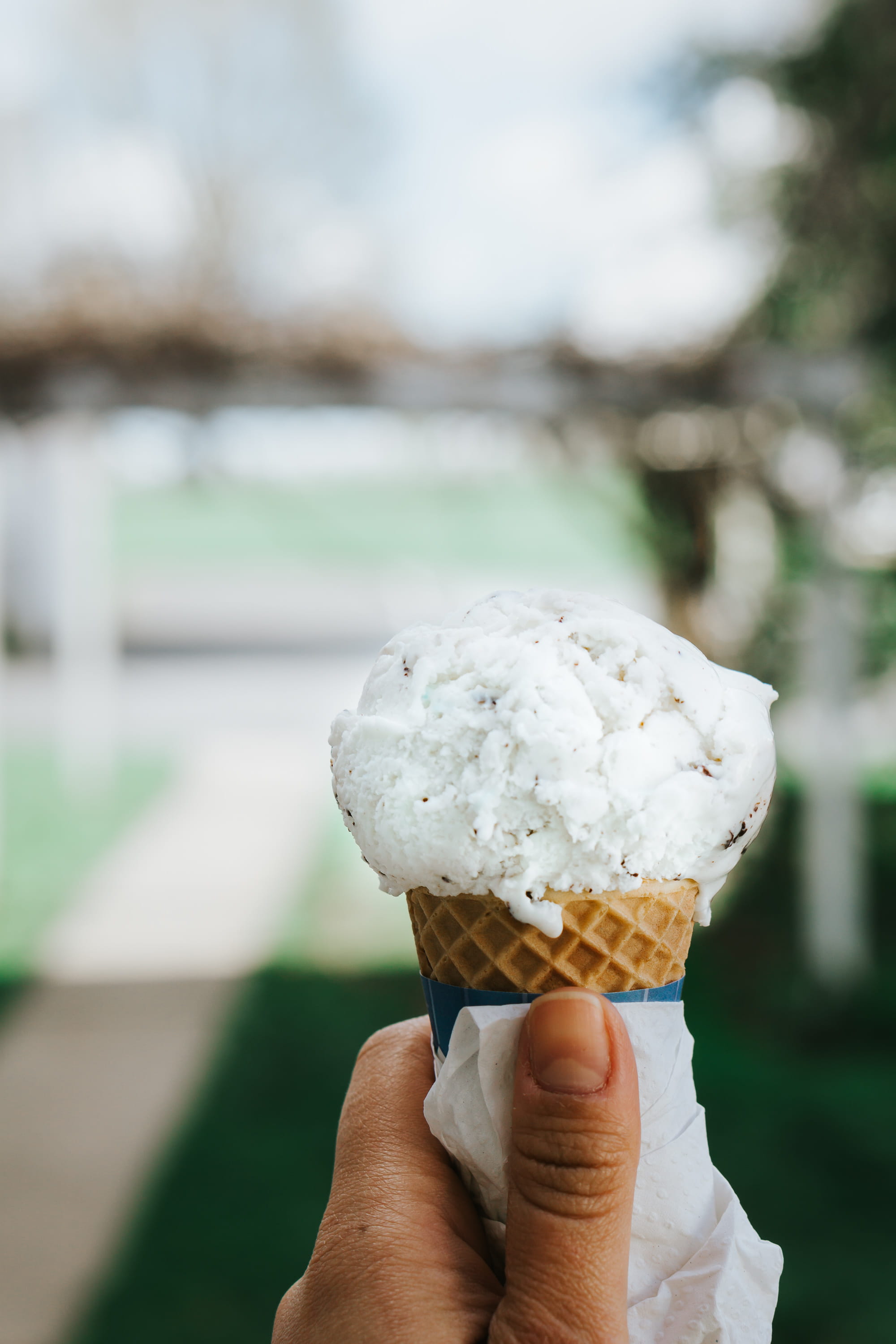 confectionery, ice scream, sweet food, outdoors, dairy product, frozen, leisure activities, icing, indulgence, one person, hand, frozen food, ice cream, Phone HD Wallpaper