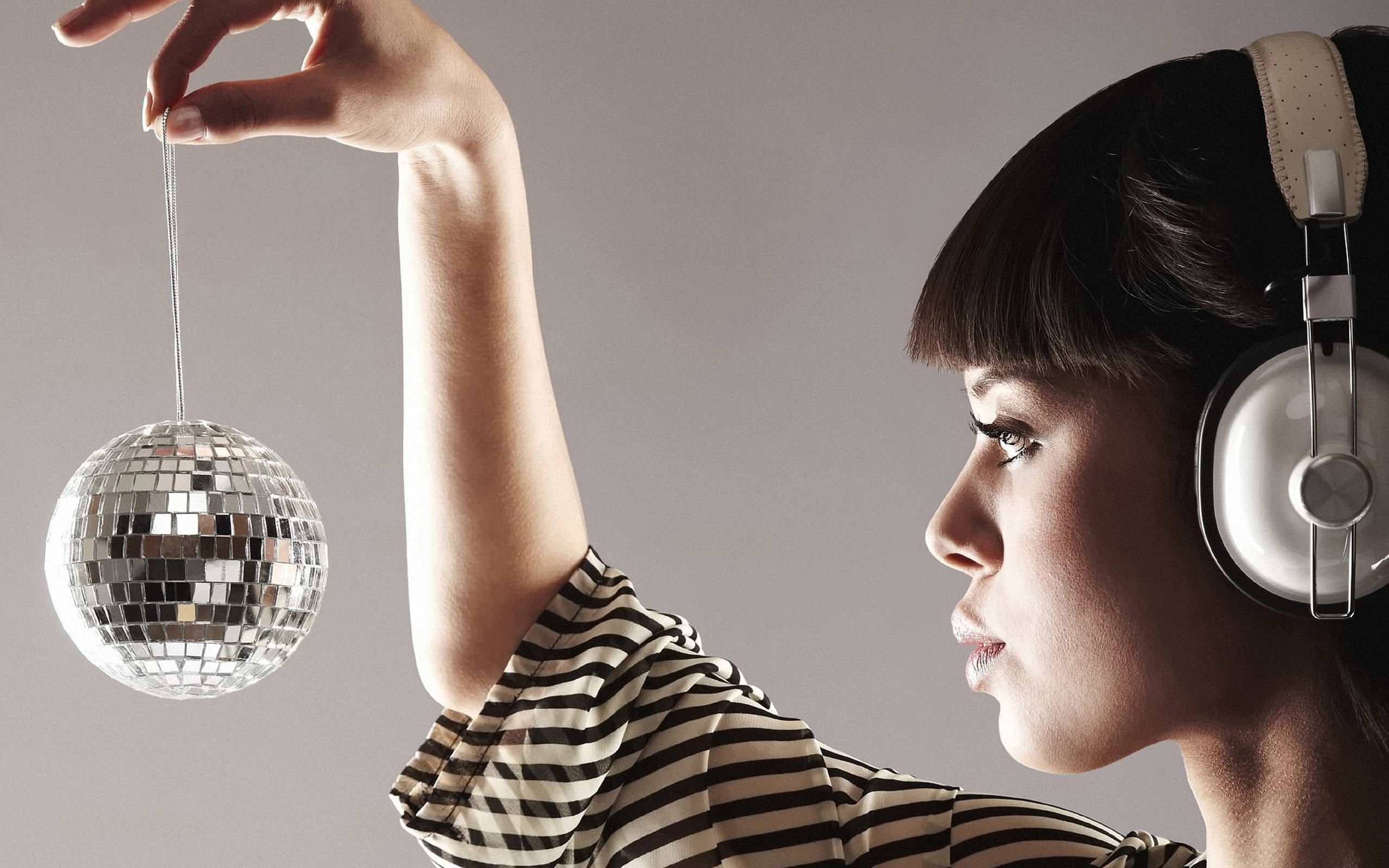 2K, women, brunette, headphones, disco balls, HD Wallpaper