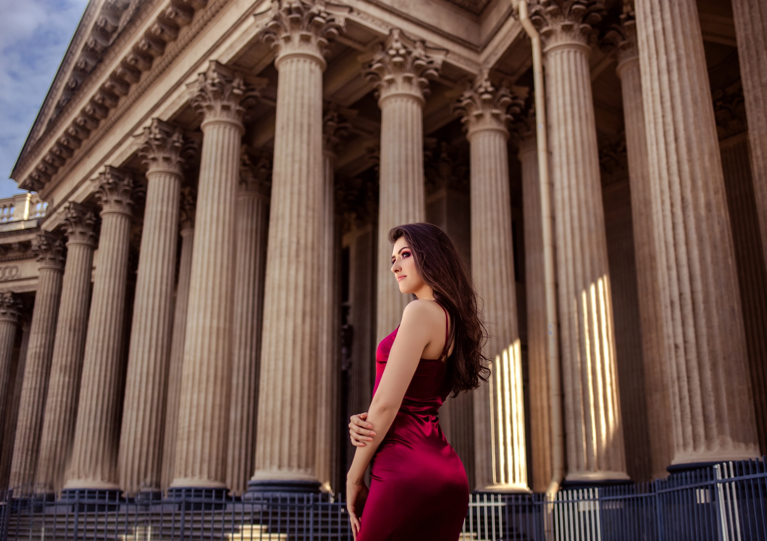 women, women outdoors, 2K, architecture, brunette, model, pillar, dress, looking into the distance, HD Wallpaper