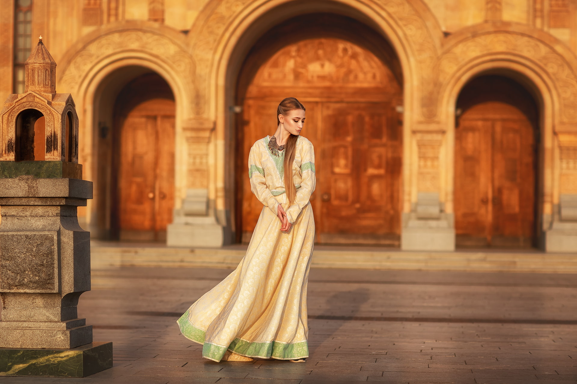 necklace, women, door, blonde, architecture, portrait, women outdoors, Anastasia Barmina, outdoors, depth of field, dress, 1080P, model, long hair, HD Wallpaper