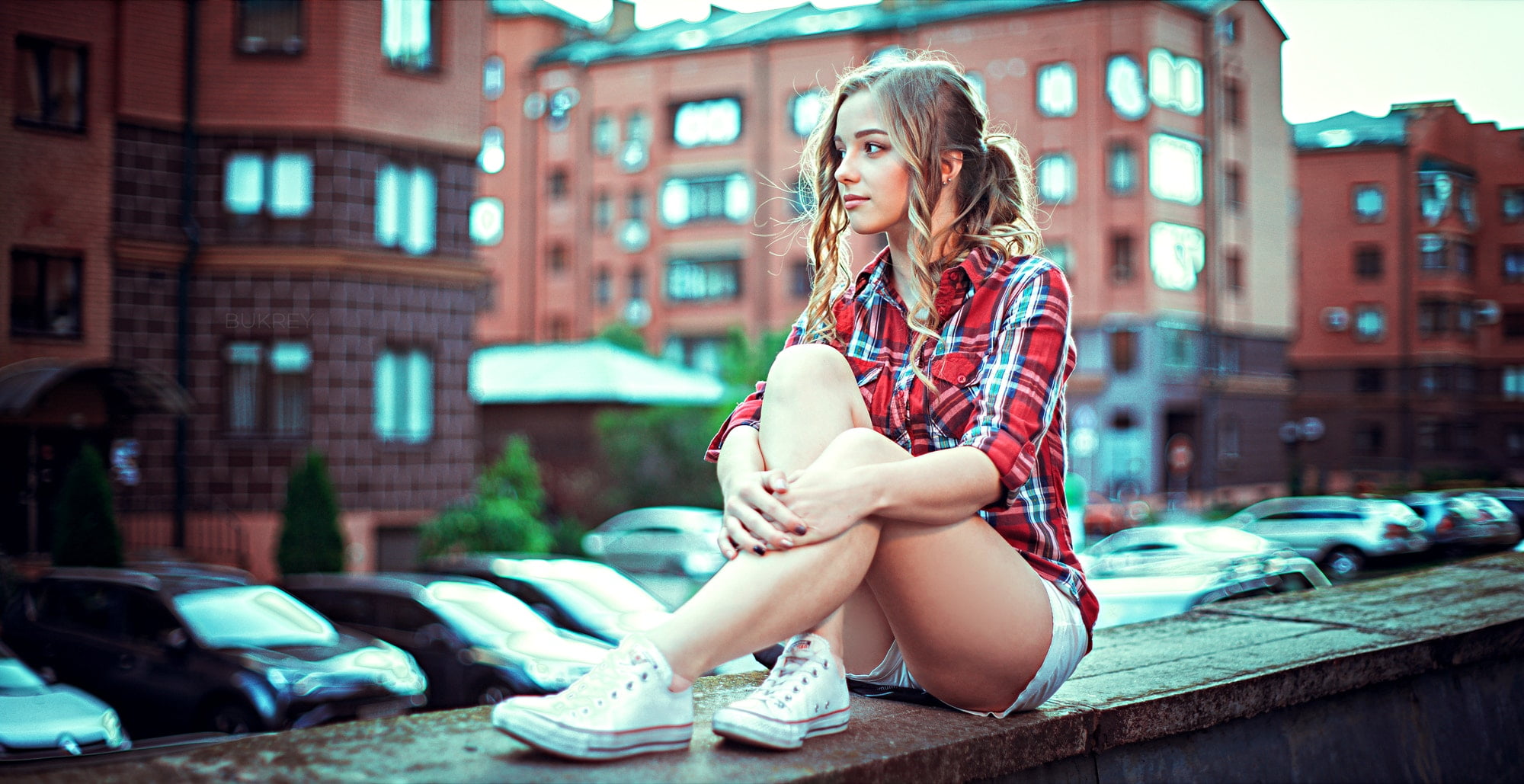 urban Scene, retro Styled, travel, people Traveling, hipster, gray, one Person, smiling, happiness, urban, hair, full length, city Life, women, using Phone, HD Wallpaper