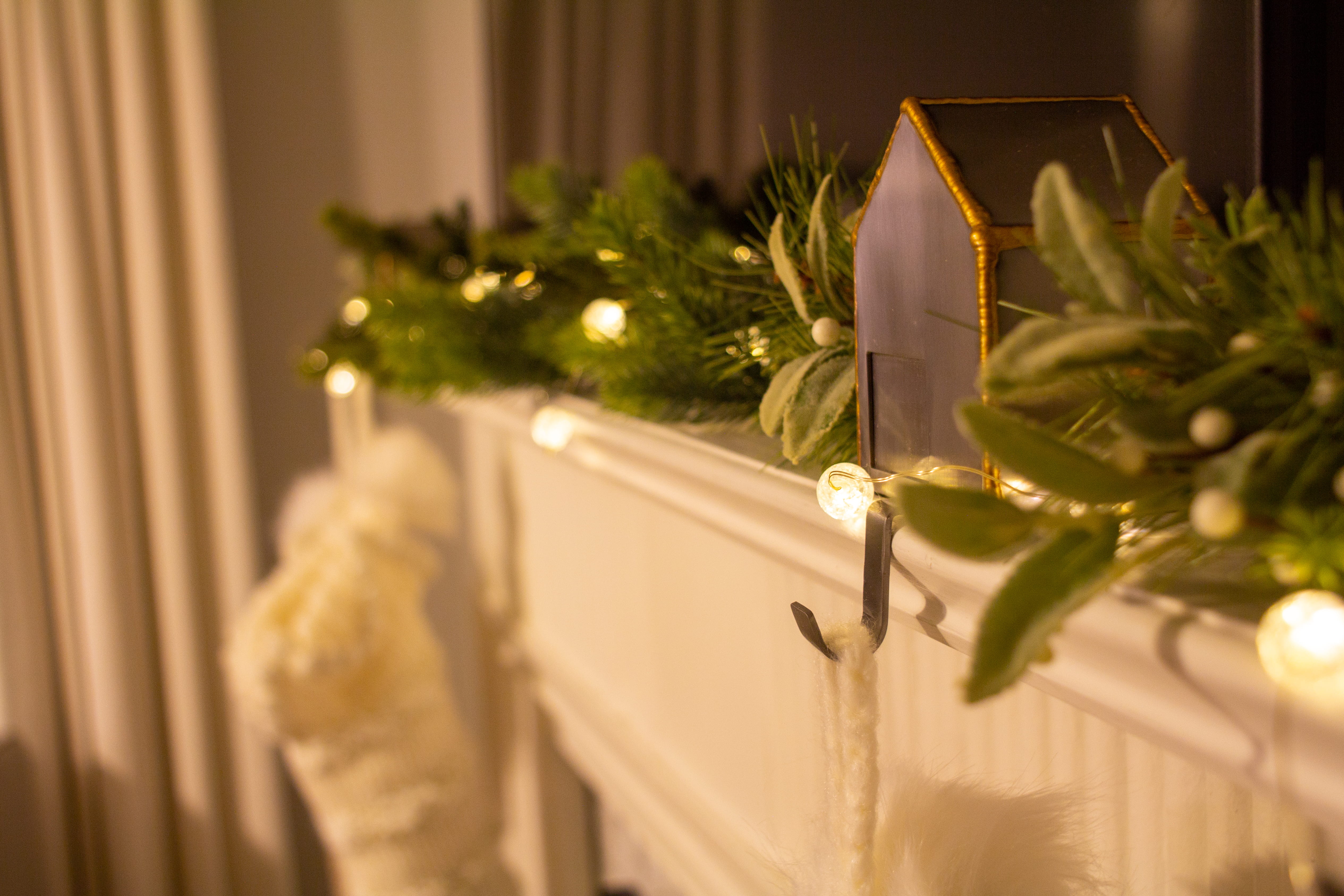 close-up, selective focus, beauty in nature, holiday - event, mantle, bird house interior design, decoration, flower, 4K, subtle, miniature, black, stocking, HD Wallpaper