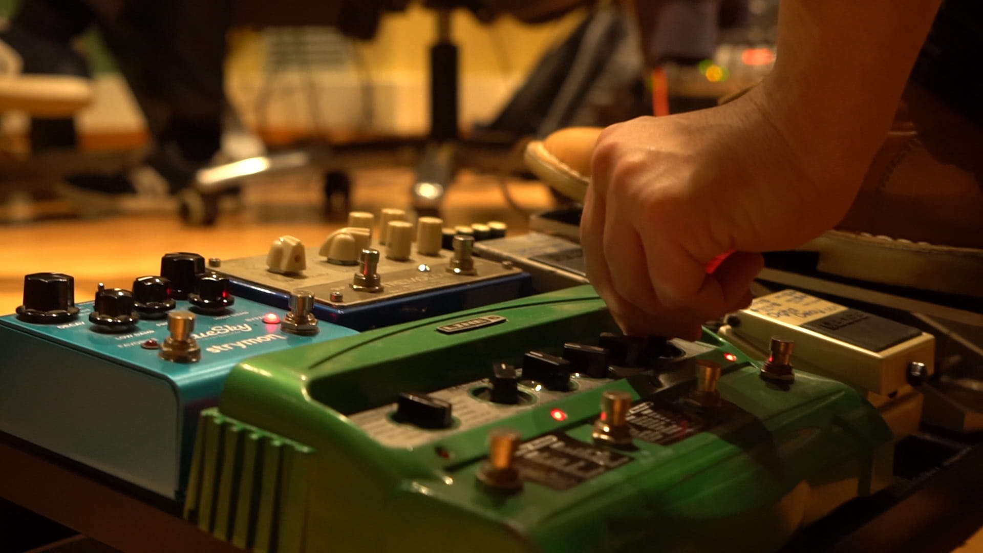 electrical equipment, club dj, arts culture and entertainment, audio equipment, nightlife, pedalboard, Pedalboard, record, Music, human hand, guitar, turntable, HD Wallpaper
