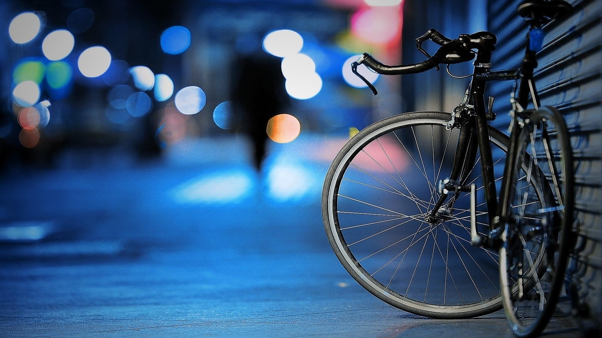 city life, bicycle, illuminated, city, transportation, spoke, 1080P, focus on foreground, mode of transportation, building exterior, pedal, land vehicle, HD Wallpaper