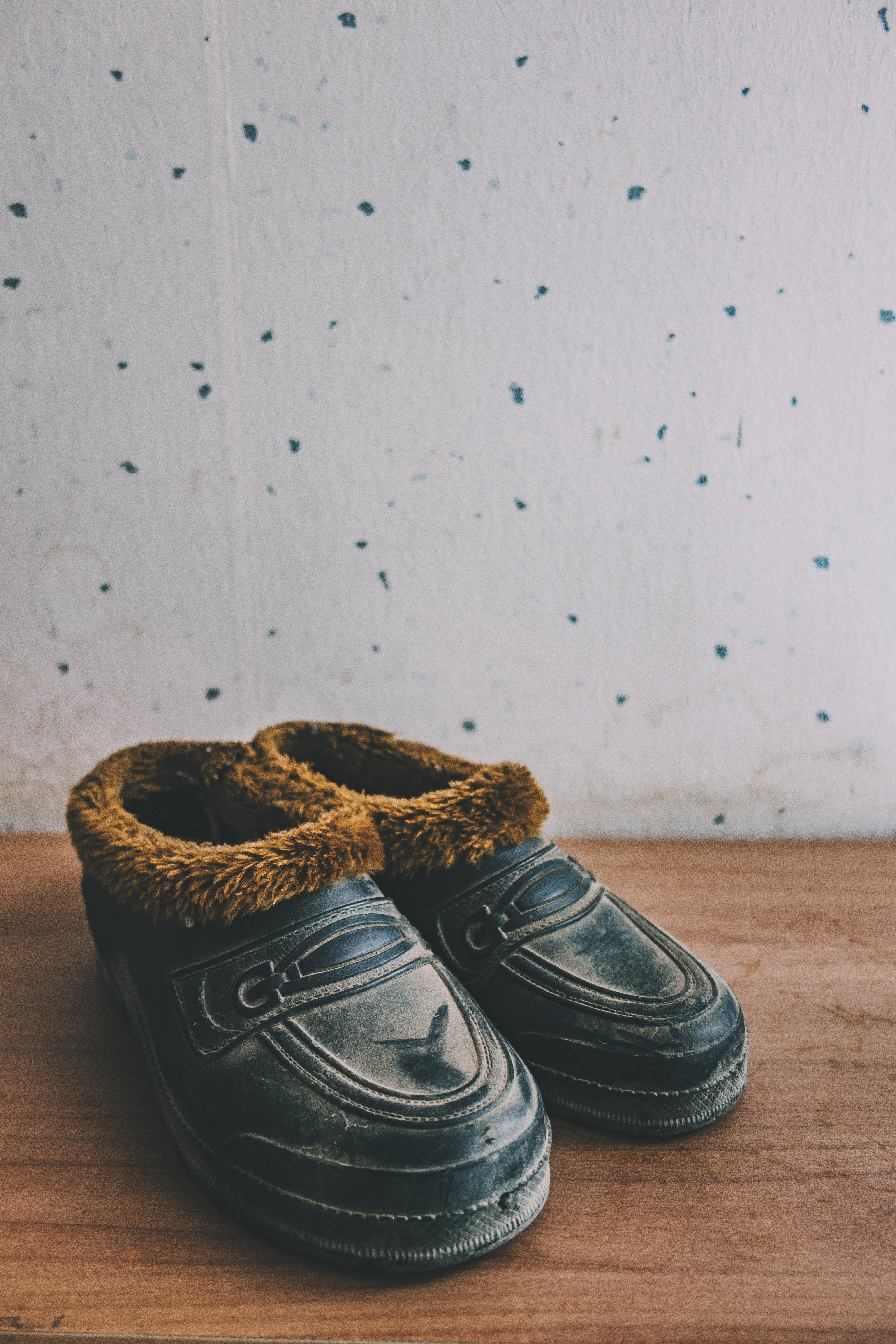 brown, 5K, pattern, wall - building feature, personal accessory, clothing, clogs, focus on foreground, indoors, sock, pair, flooring, light, food, home interior, Phone HD Wallpaper