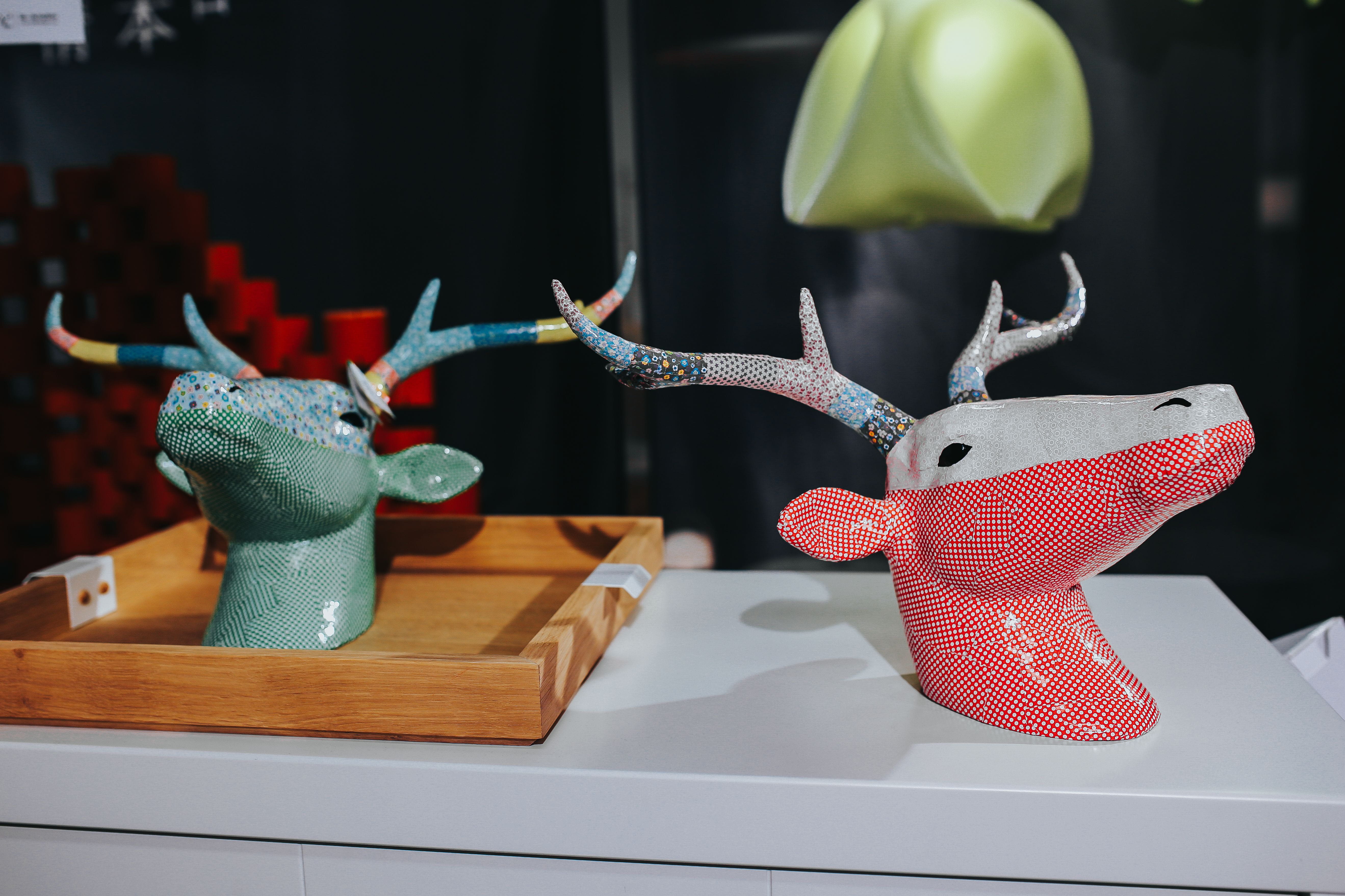 installment, exhibition, table, wood - material, bird, day, animal representation, still life, metal, close-up, representation, indoors, equipment, animal, HD Wallpaper
