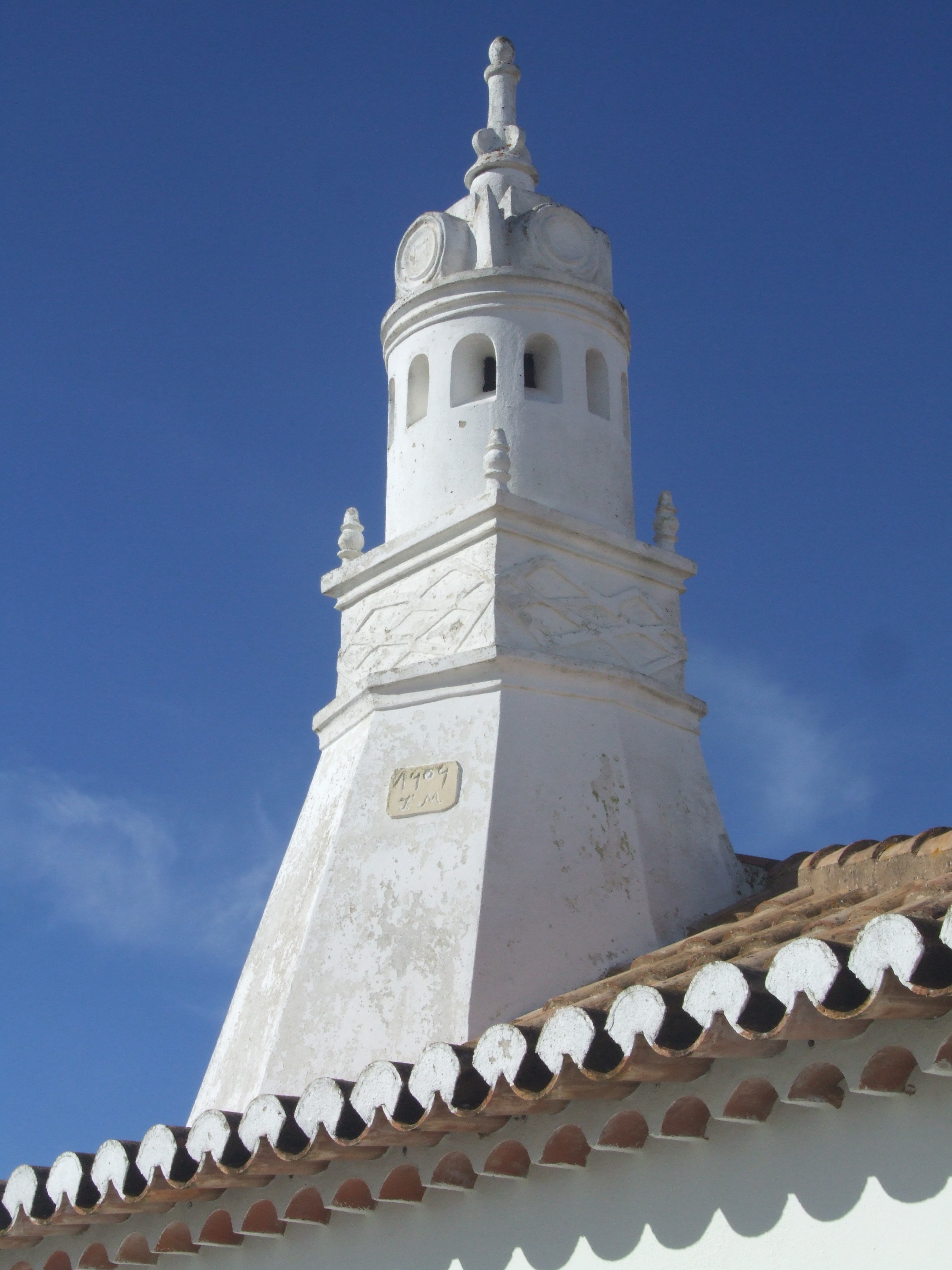 belief, famous, white, low angle view, religion, traditional, building, european, blue, beautiful house, sightseeing, chaminé, típico, chimney, nature, Phone HD Wallpaper