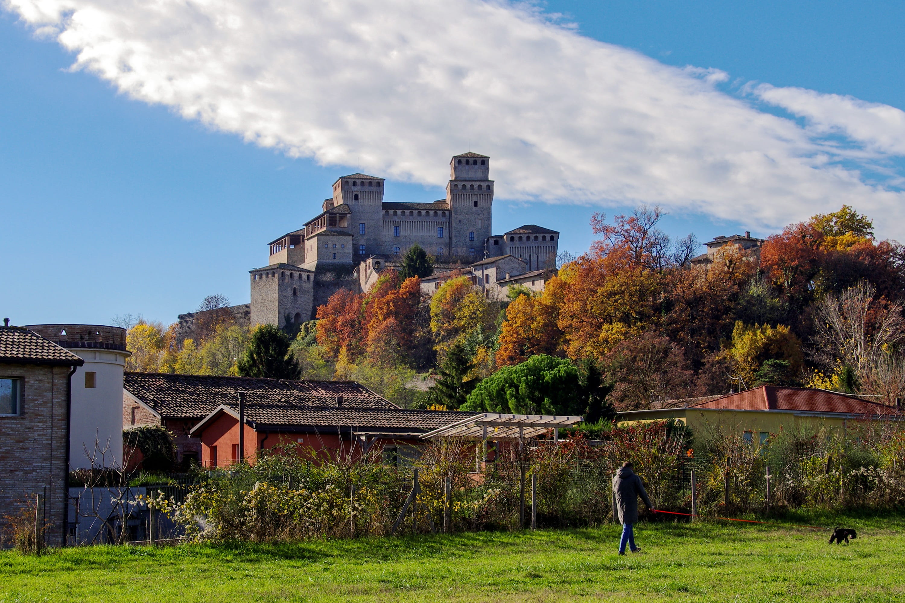 sky, house, monument, plant, outdoors, built structure, italy, 2K, the past, parma, building exterior, change, residential district, men, architecture, HD Wallpaper