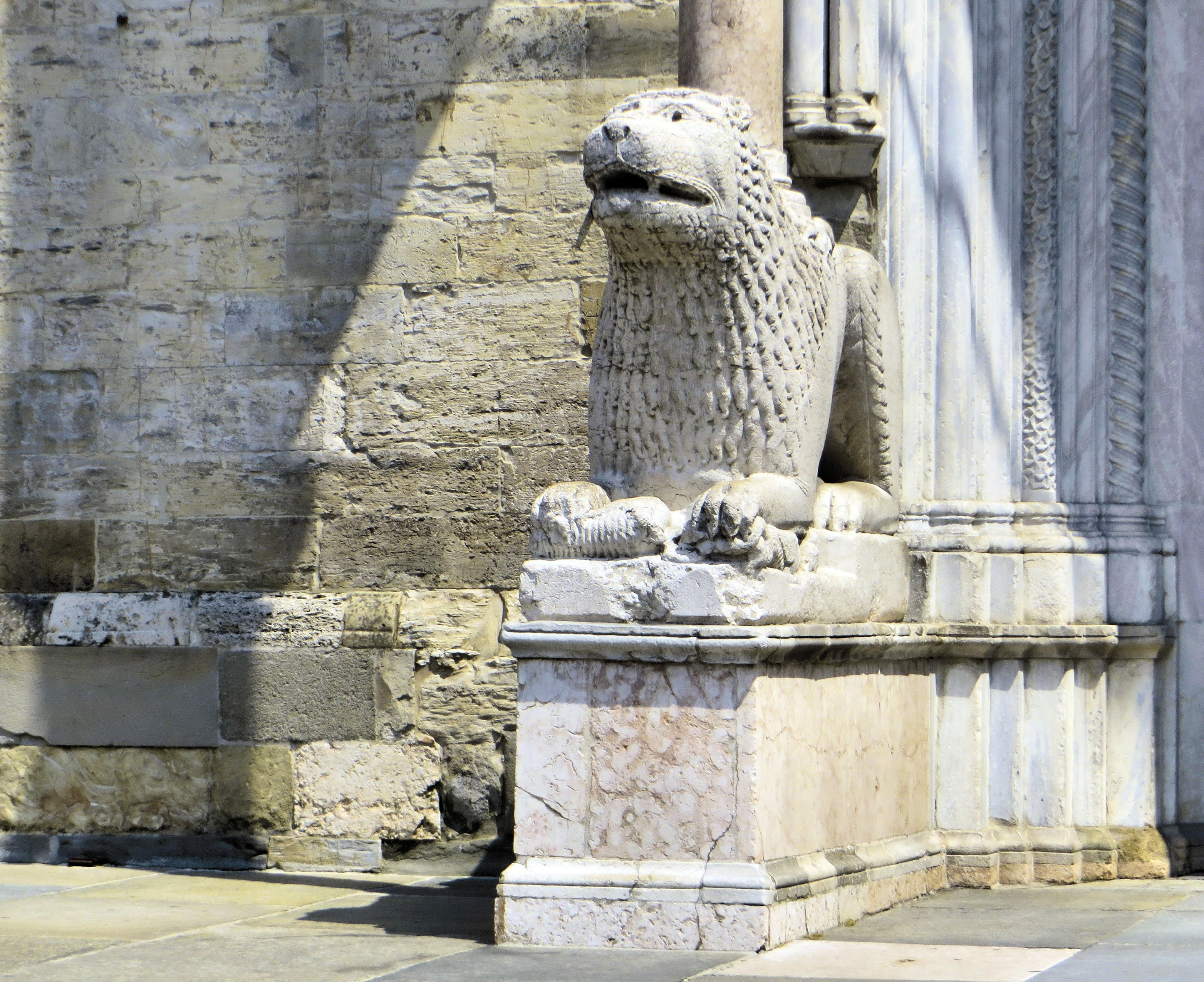 creativity, stone material, craft, 2K, lion, day, sculpture, no people, italy, cathedral, statue, art and craft, built structure, carving - craft product, HD Wallpaper