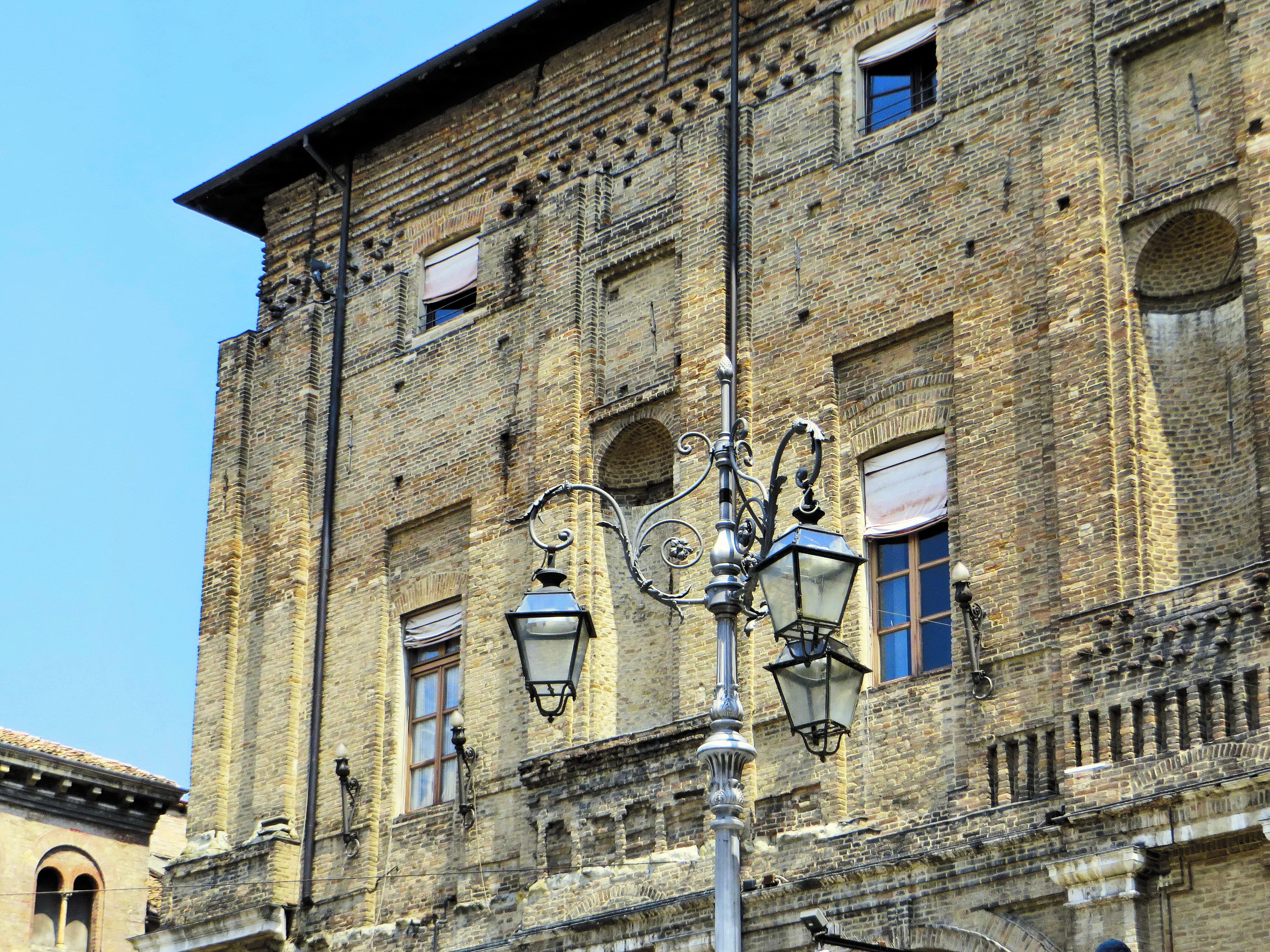 Ducal Palace, arch, outdoors, electric lamp, built structure, 4K, day, place, lighting equipment, travel destinations, window, floor lamp, city, history, HD Wallpaper