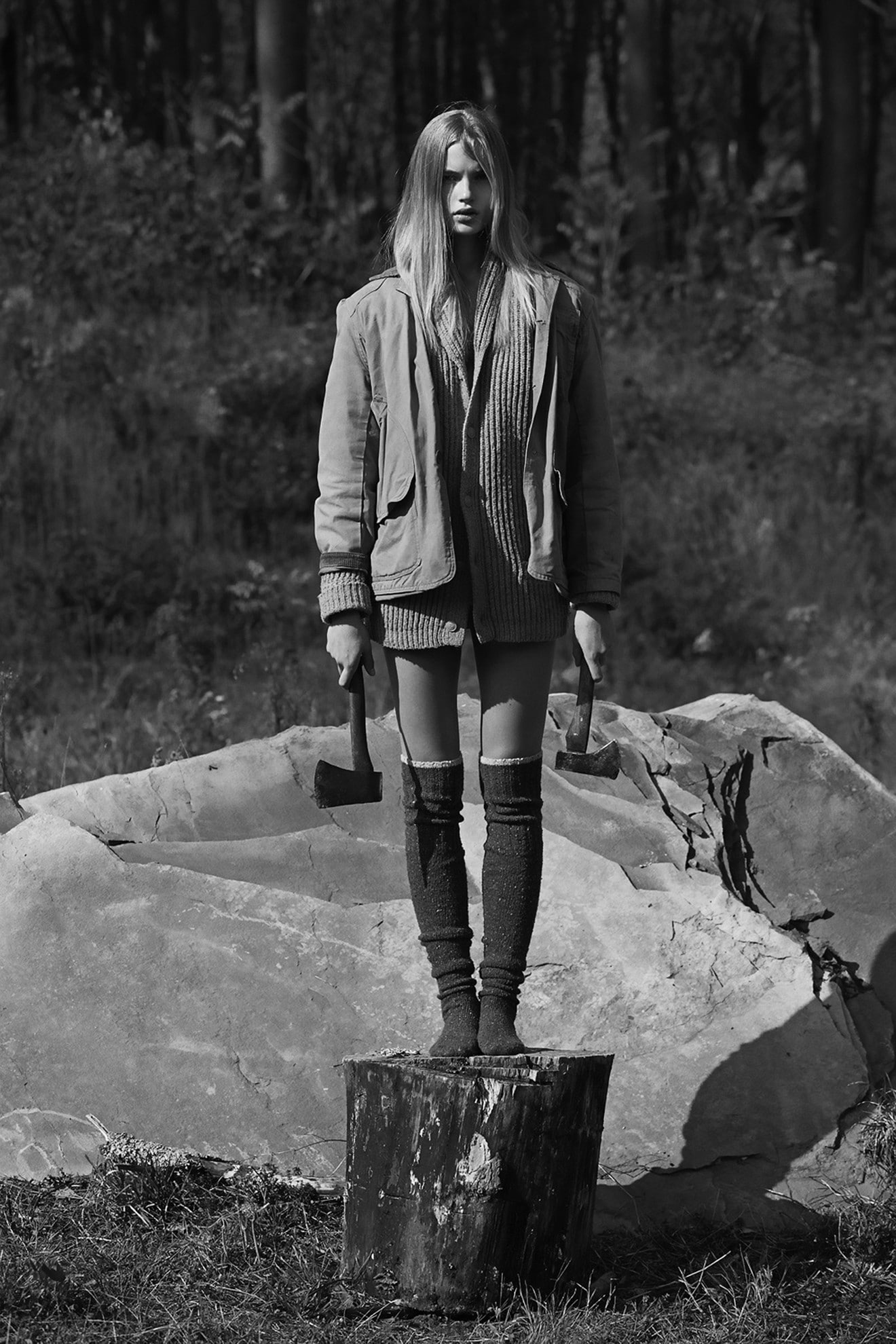 adult, leisure activity, nature, 1080P, land, front view, day, monochrome, women, women outdoors, model, tree, young women, standing, Isabel Scholten, Phone HD Wallpaper