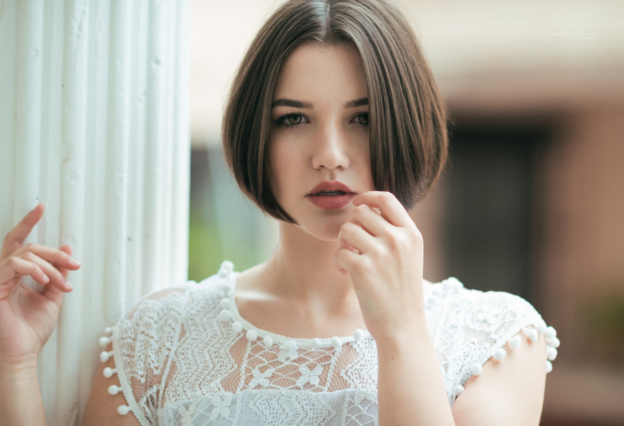 1080P, face, pink lipstick, portrait, short hair, women, depth of field, Isabel Carmonavi, HD Wallpaper