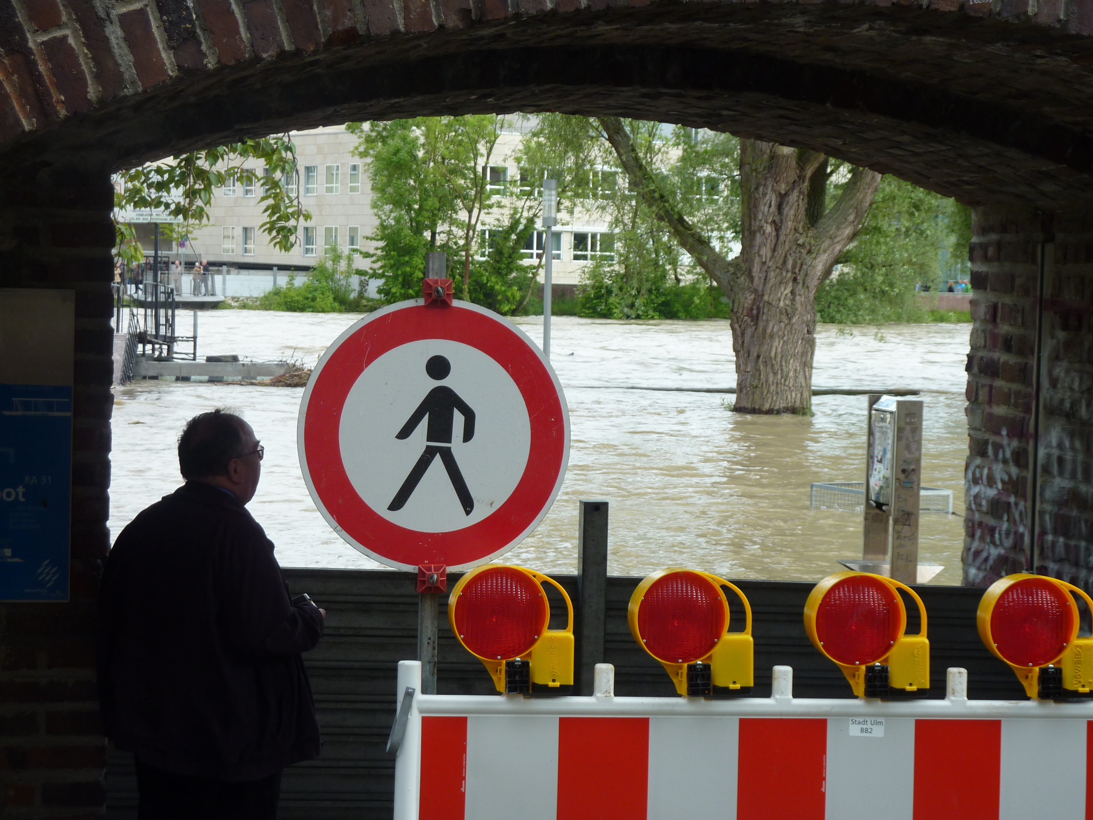 flood disaster, architecture, guidance, built structure, water level, geometric shape, nature, day, one person, lifestyles, trueb, 2K, flood of the century, HD Wallpaper
