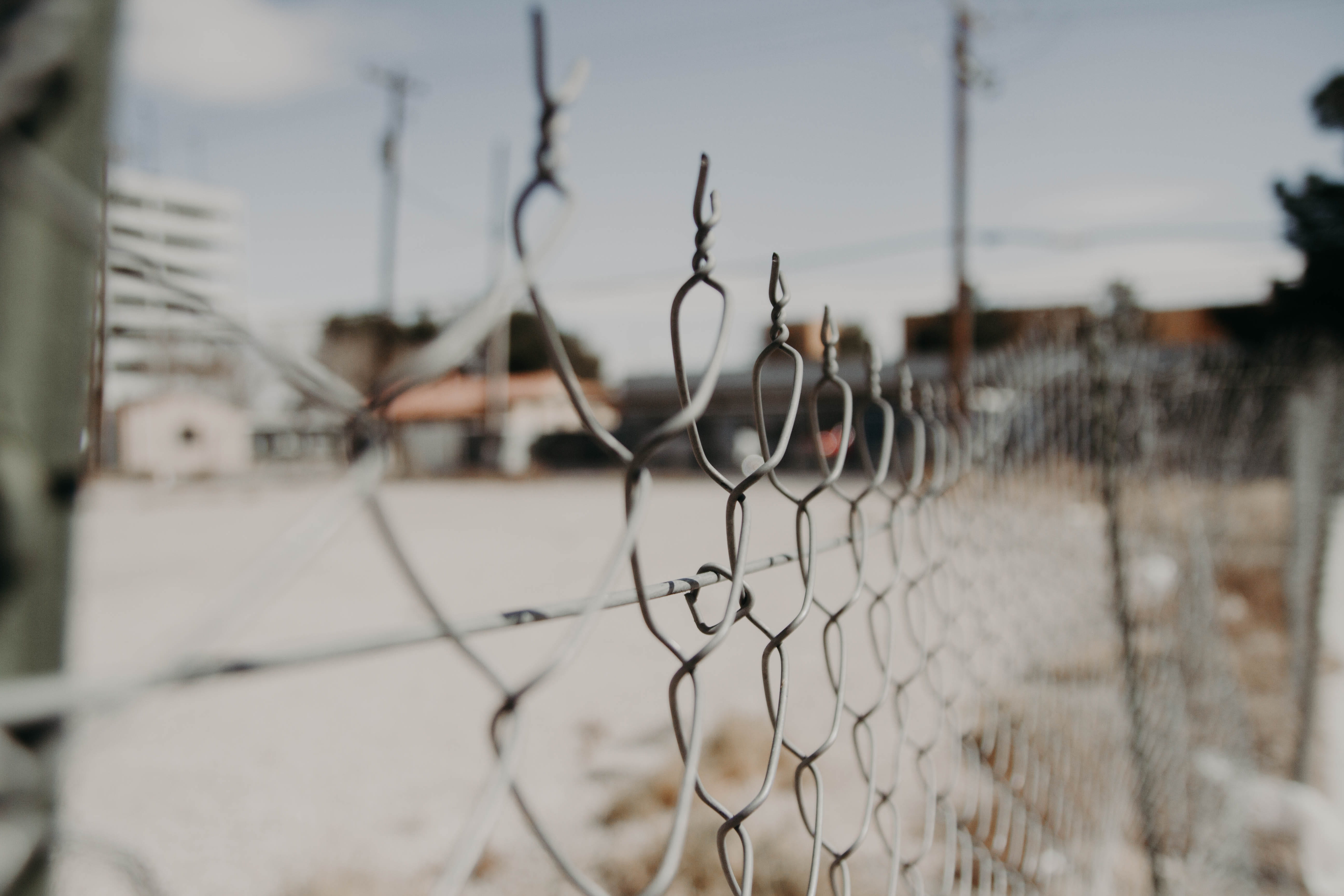 day, wire, focus on foreground, 5K, building, cyclone, selective focus, security, link, building exterior, no people, barrier, metal, chain, boundary, HD Wallpaper