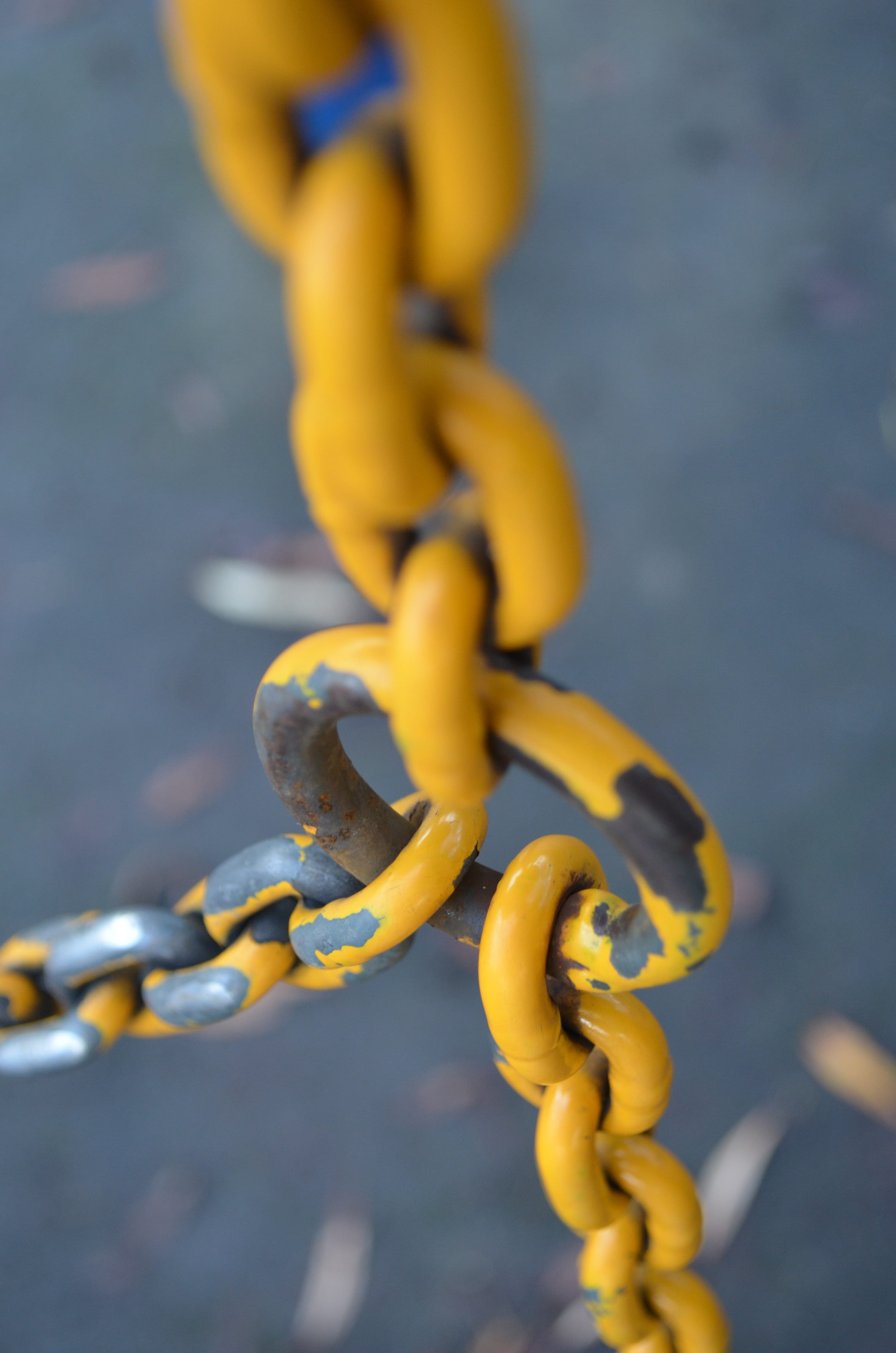 flexible, outdoors, Connected, tied up, 4K, durability, loads, connection, Metallic, Yellow, rustic, safety, nature, selective focus, symmetrical, day, Phone HD Wallpaper
