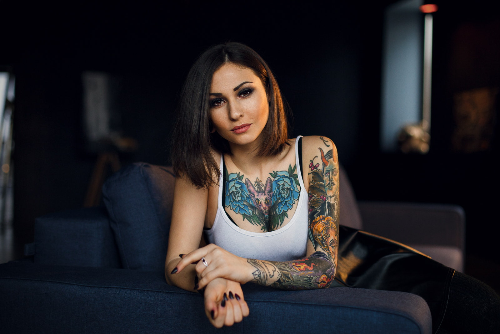 sofa, 720P, tattoo, beautiful woman, young women, leisure activity, front view, beauty, couch, casual clothing, furniture, adult, indoors, hairstyle, lifestyles, HD Wallpaper