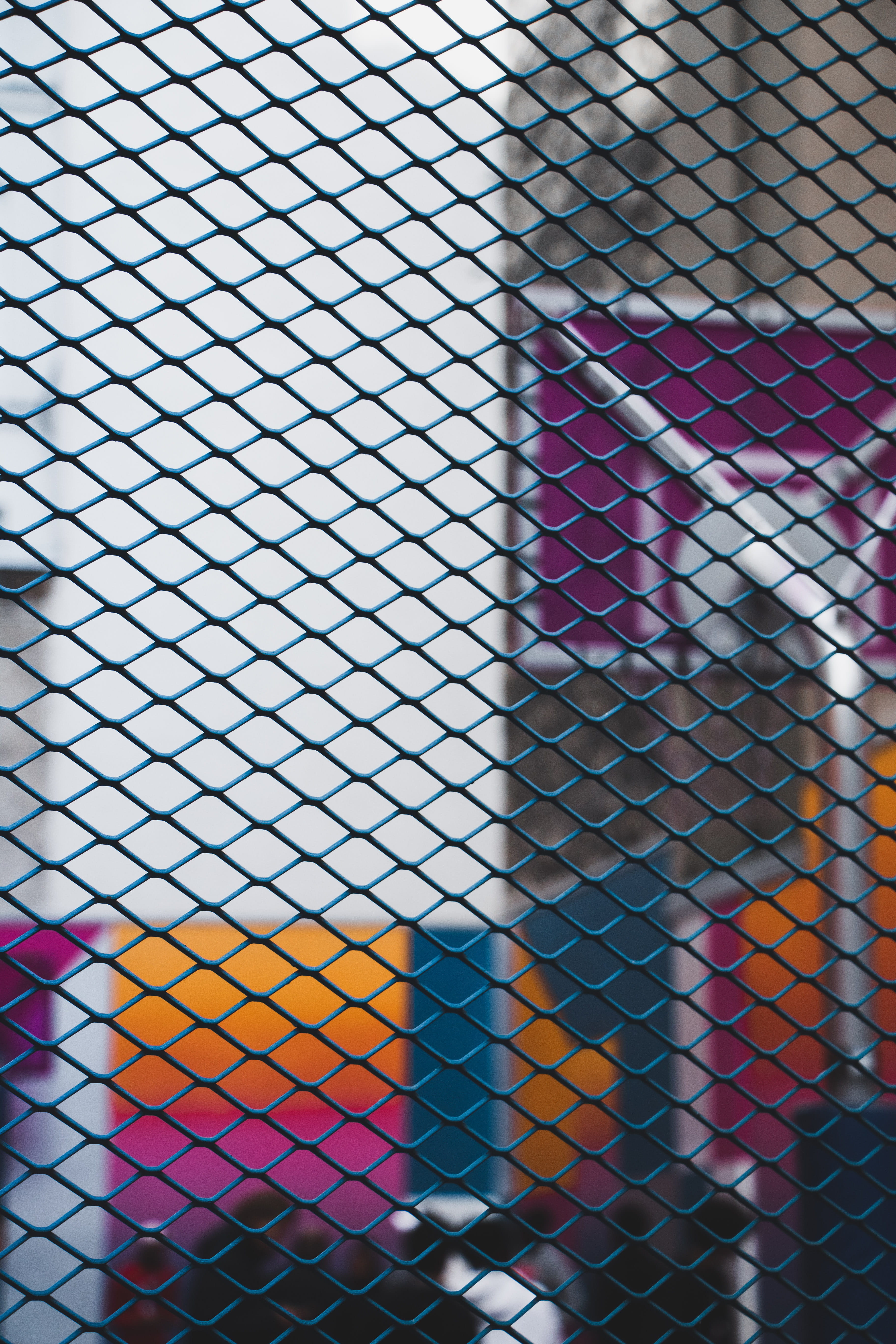screen, view, chainlink fence, focus on foreground, backgrounds, barrier, blue, hoop, sport, fence, nature, outdoors, pink color, safety, full frame, security, Phone HD Wallpaper