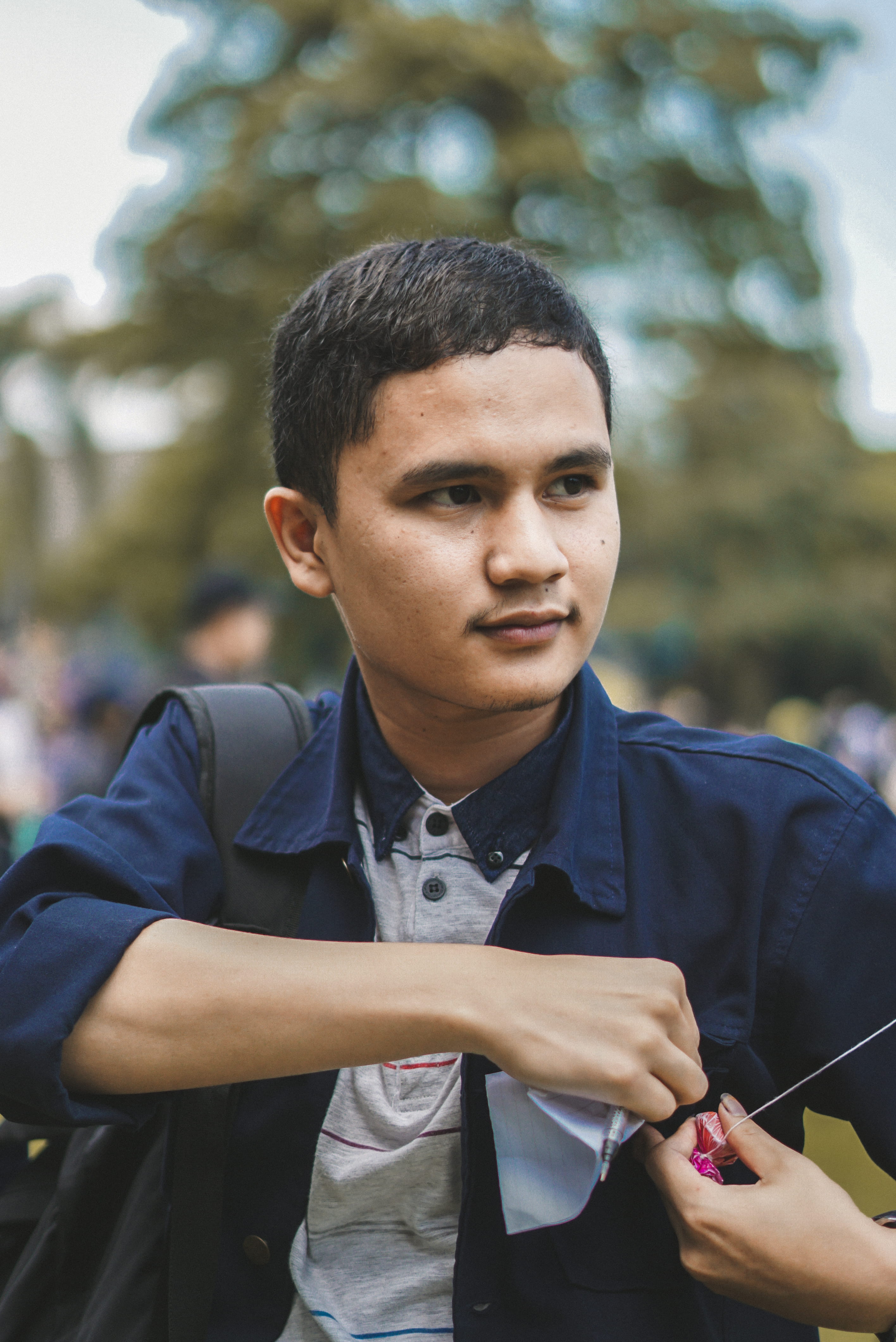 lapangan rektorat univ brawijaya, waist up, face, arrow, one person, sports, standing, contemplation, 4K, young adult, teenager, symbol, people, casual clothing, Phone HD Wallpaper