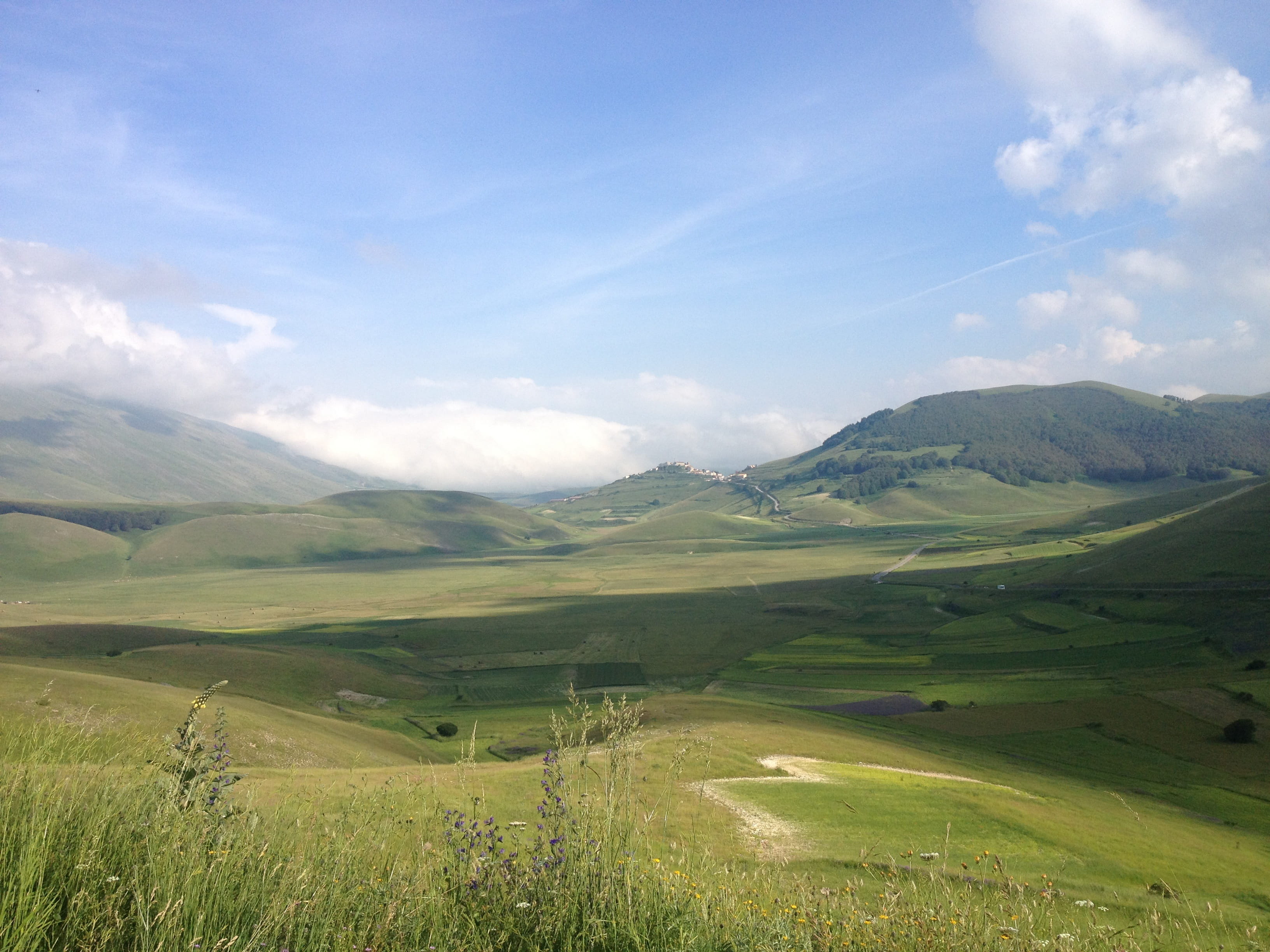 cloud - Sky, green, vacation, scenics, idyllic, italian, Le Marche, blue, Piano Grande, Italy, mountain, holiday, scenics - nature, outdoors, plain, rolling landscape, HD Wallpaper