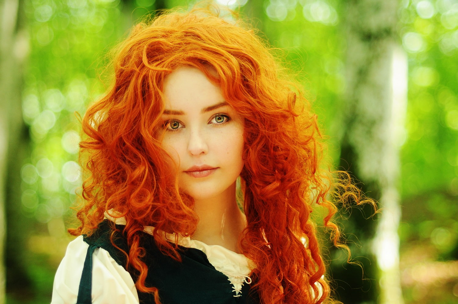 women, cosplay, blue eyes, curly hair, blurred, Brave, face, redhead, freckles, 720P, HD Wallpaper