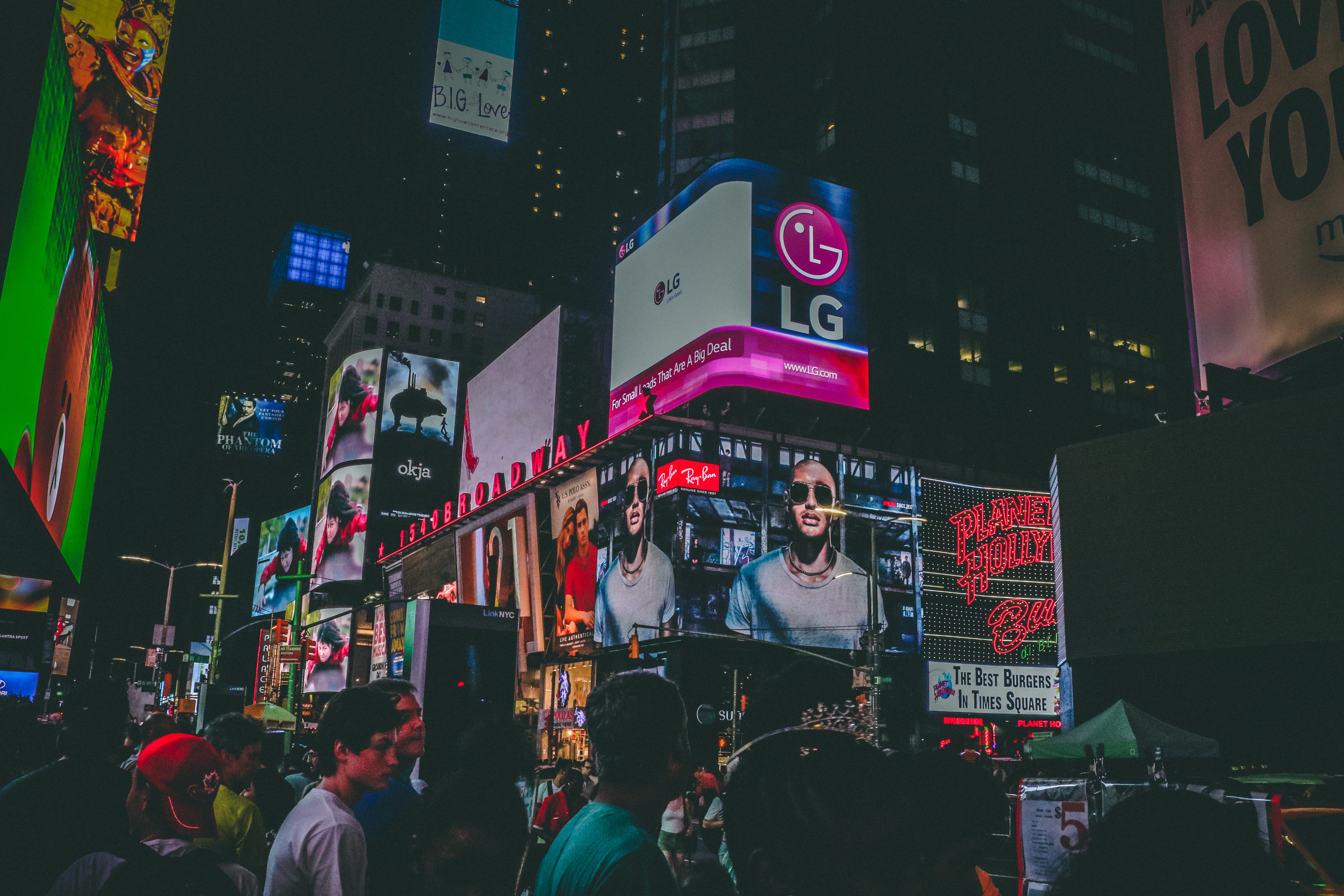 stage, 5K, people, person, musician, billboard, city, outdoors, busy, metropolis, group of people, architecture, real people, leisure activities, skyscraper, HD Wallpaper