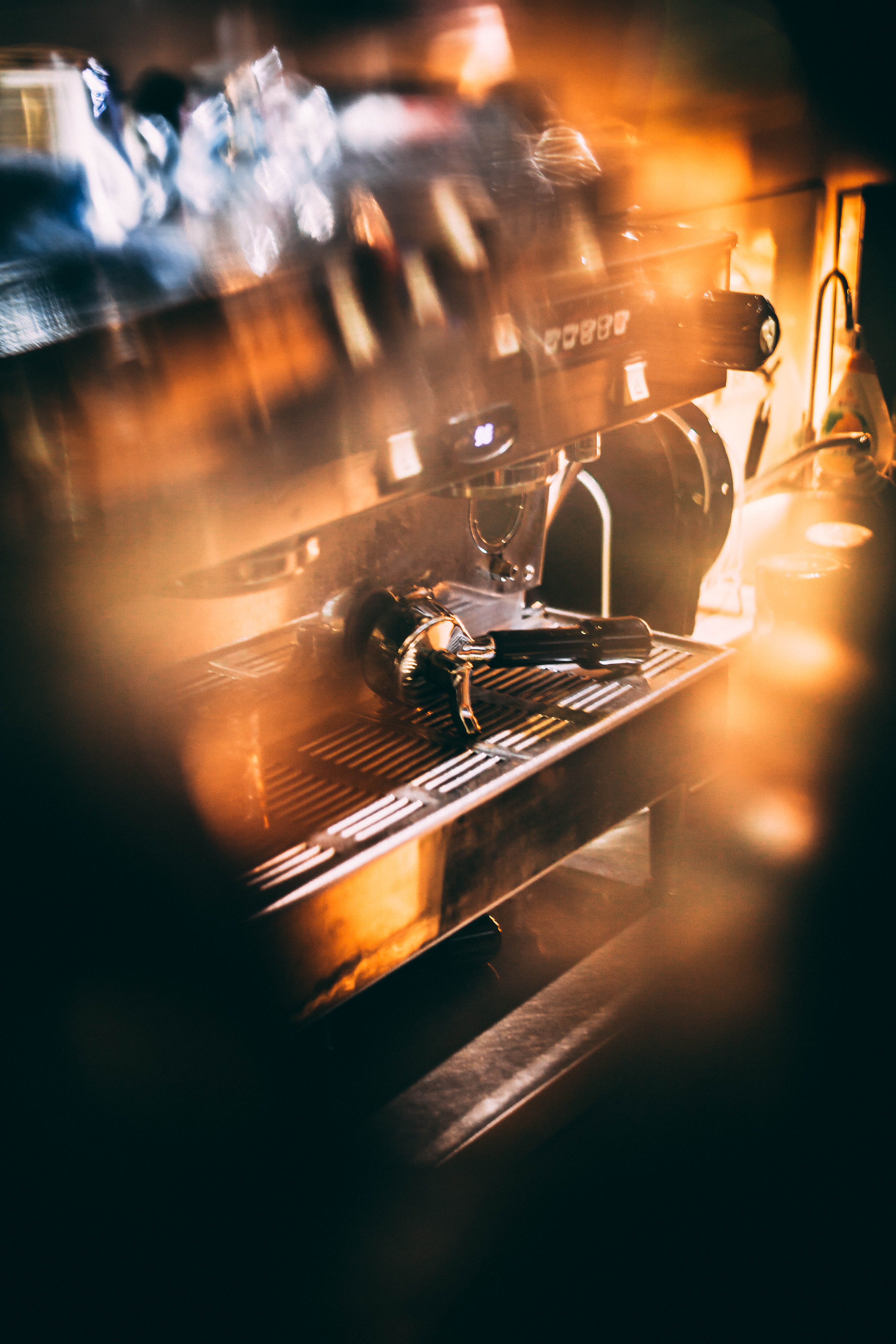 lighting, pianist, refreshment, person, happy hour, setting, light, night life, food, bar - drink establishment, restaurant, bar counter, human, arcade game machine, Phone HD Wallpaper