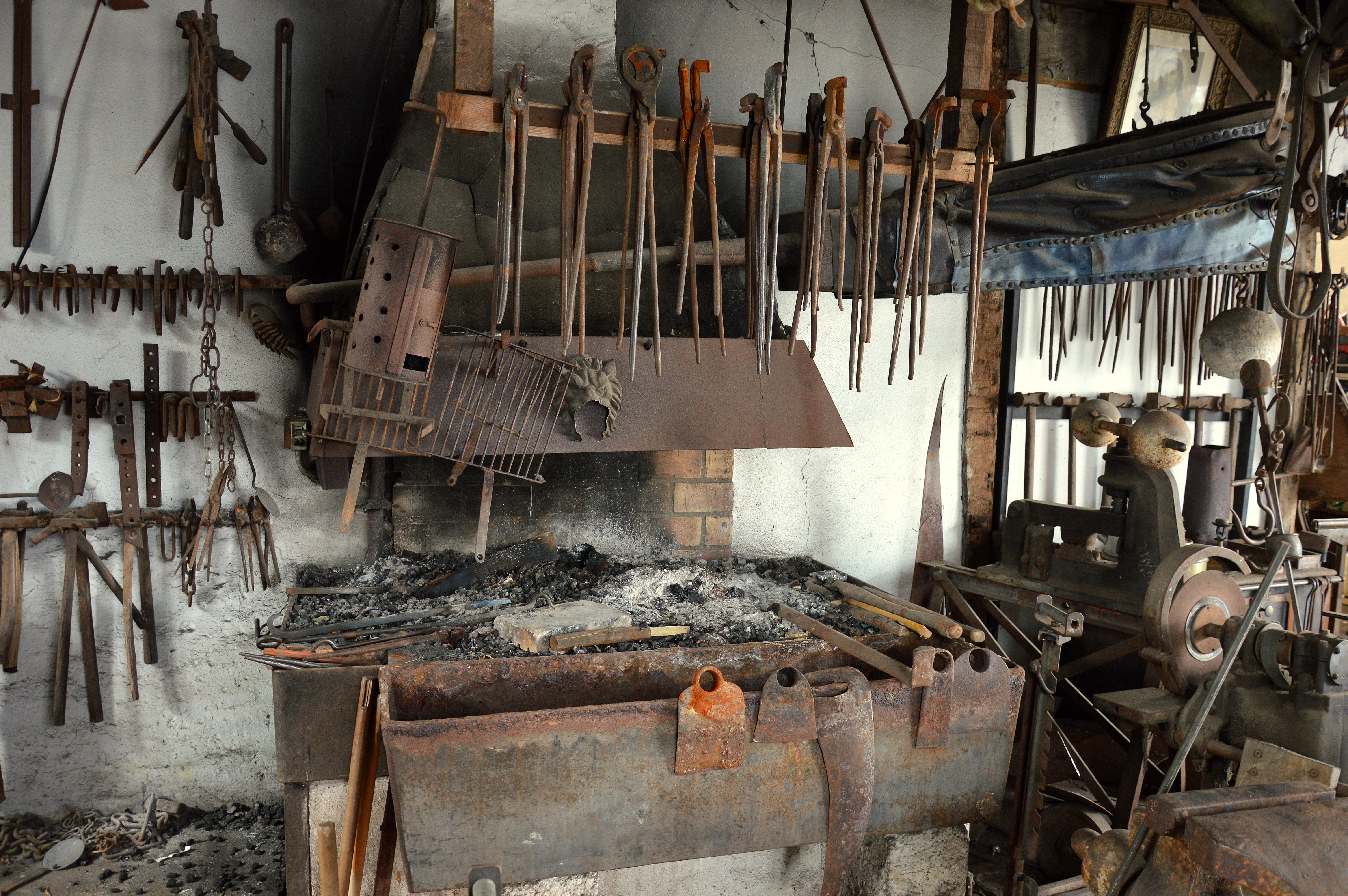 work tool, abandoned, industry, dirty, Wrought Iron, hanging, 5K, machinery, Forge, metal, day, wood - material, metal industry, Blacksmith, bellows, ruined, HD Wallpaper