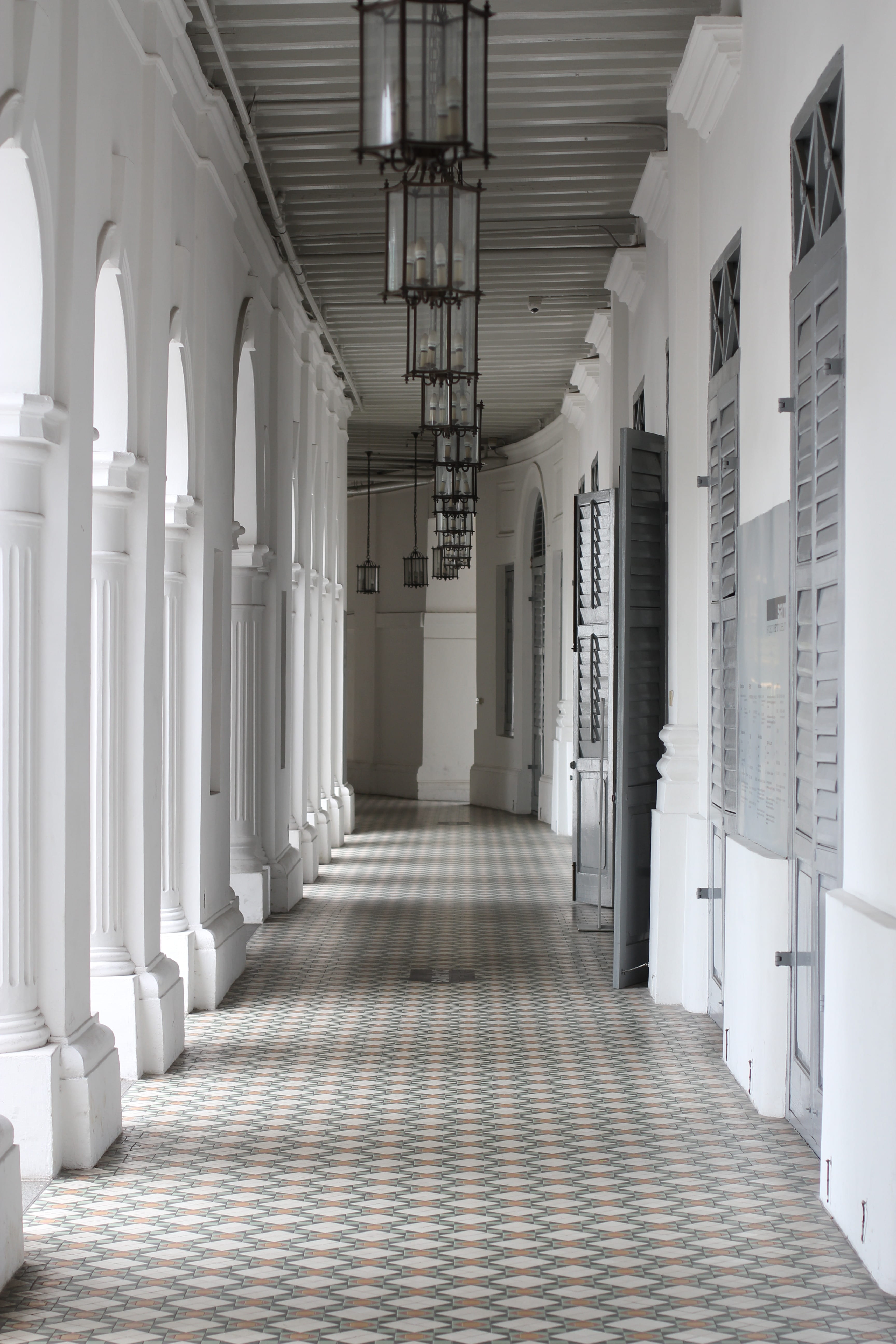 hotels, 5K, long, architecture, in a row, ceiling, no people, absence, pendant, colonnade, singapore, hallway, arcade, day, empty, arch, architectural column, Phone HD Wallpaper