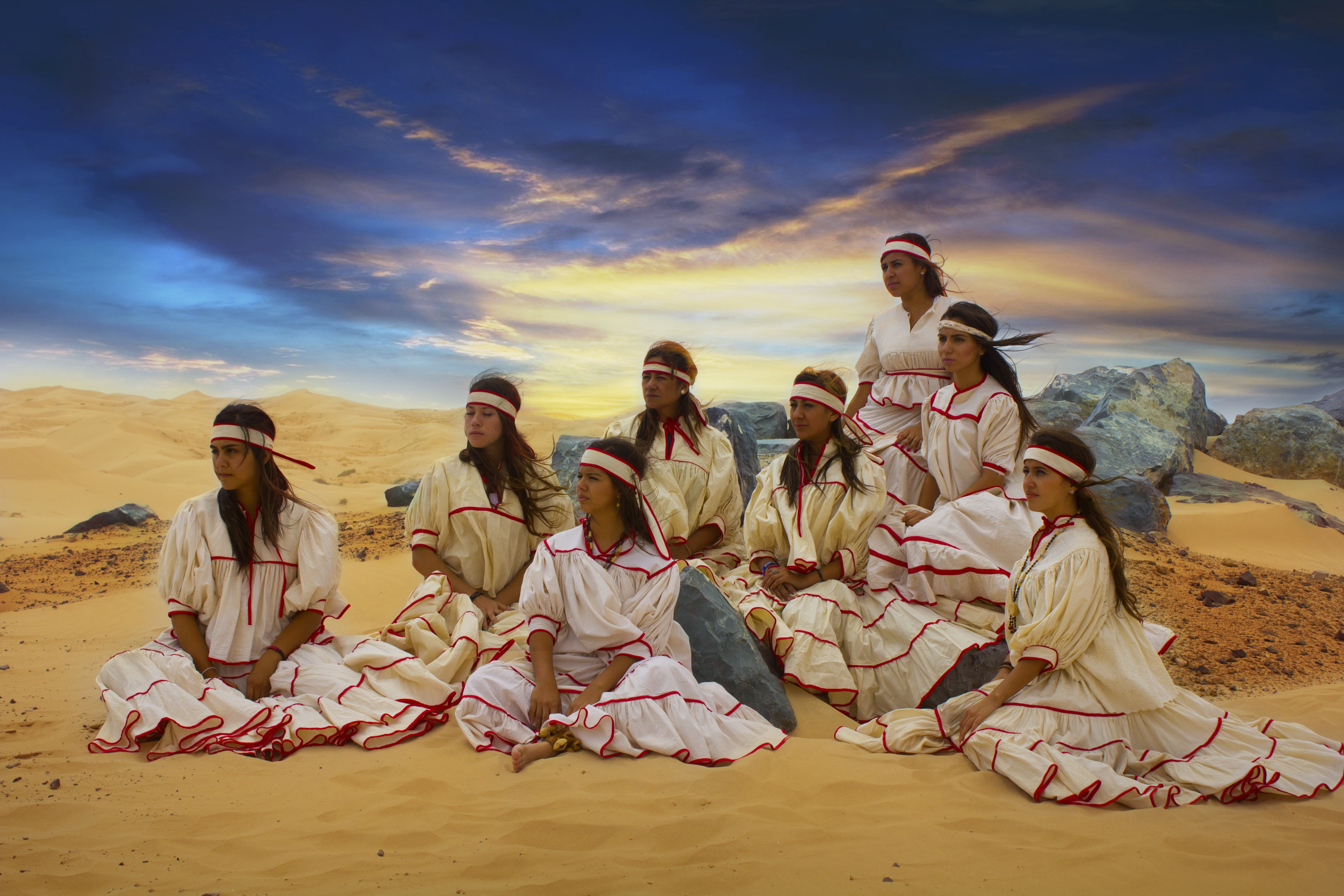 samalayuca, raramuris, chihuahua, adult, full length, land, friendship, nature, desert, group of people, races, indians, ethnic groups, dress, sky, sunset, HD Wallpaper