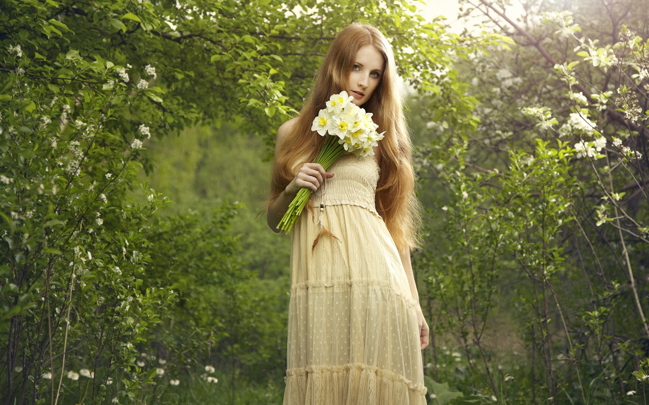 sleeveless, Bouquet, Daffodils, Holding, Blonde, Beautiful, s, Flowers, women, 2K, brown, dress, Girl, HD Wallpaper