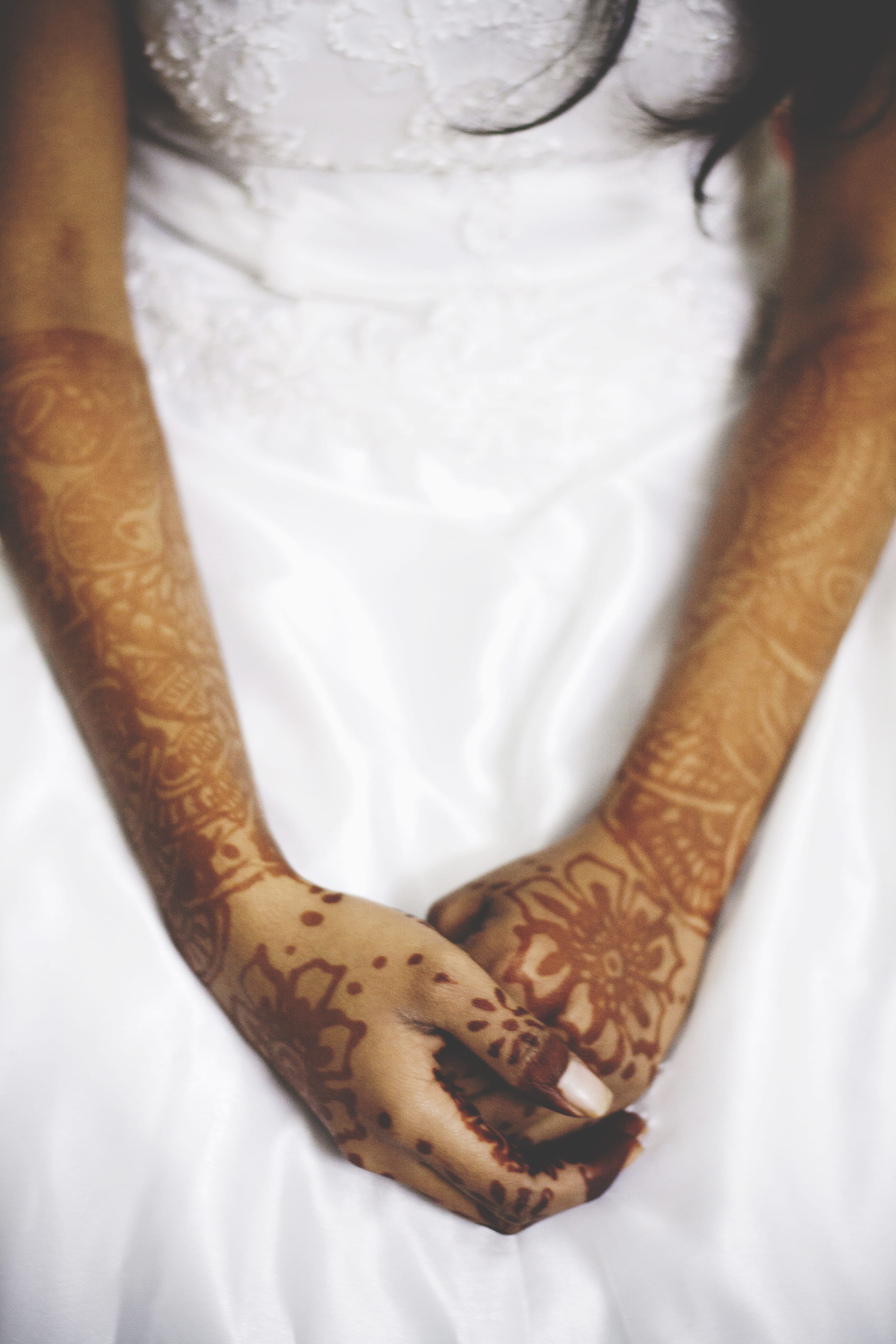 human arm, 4K, gown, indoors, human hand, human body part, arms, henna tattoo, close-up, midsection, mehndi, woman, women, young adult, adult, front view, Phone HD Wallpaper