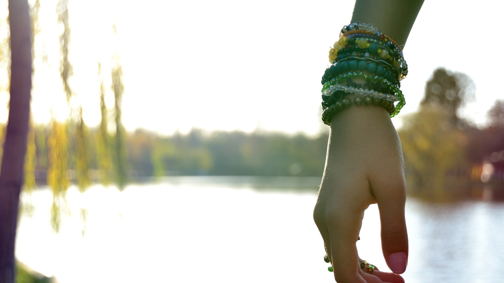 lifestyles, body part, bangles, bracelets, day, 1080P, focus on foreground, hairstyle, women, nature, sky, depth of field, adult, human leg, side view, HD Wallpaper