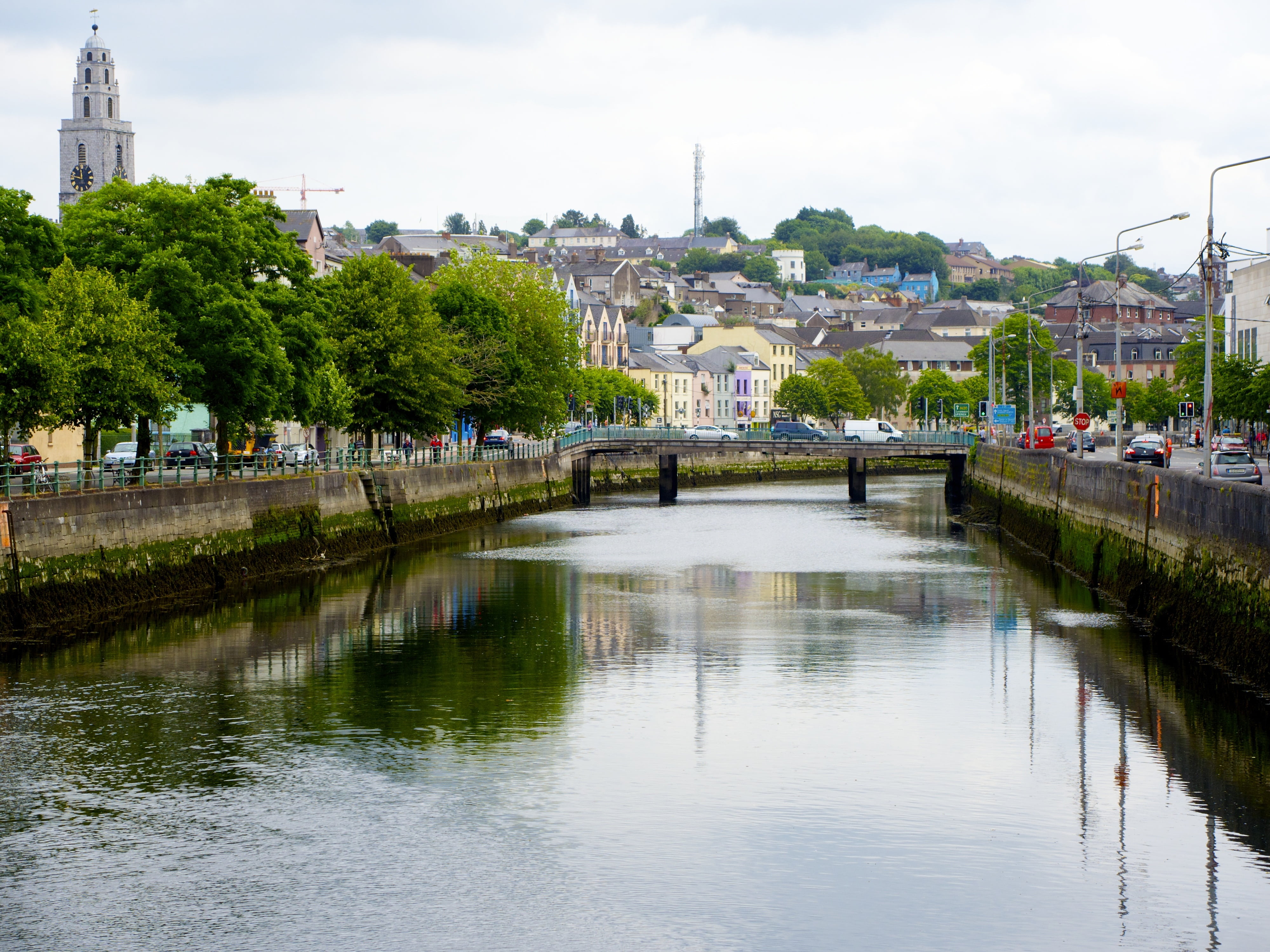 building exterior, incidental people, transportation, near, cork, city, nature, river, ireland, reflection, arch bridge, tree, outdoors, building, bridge, HD Wallpaper