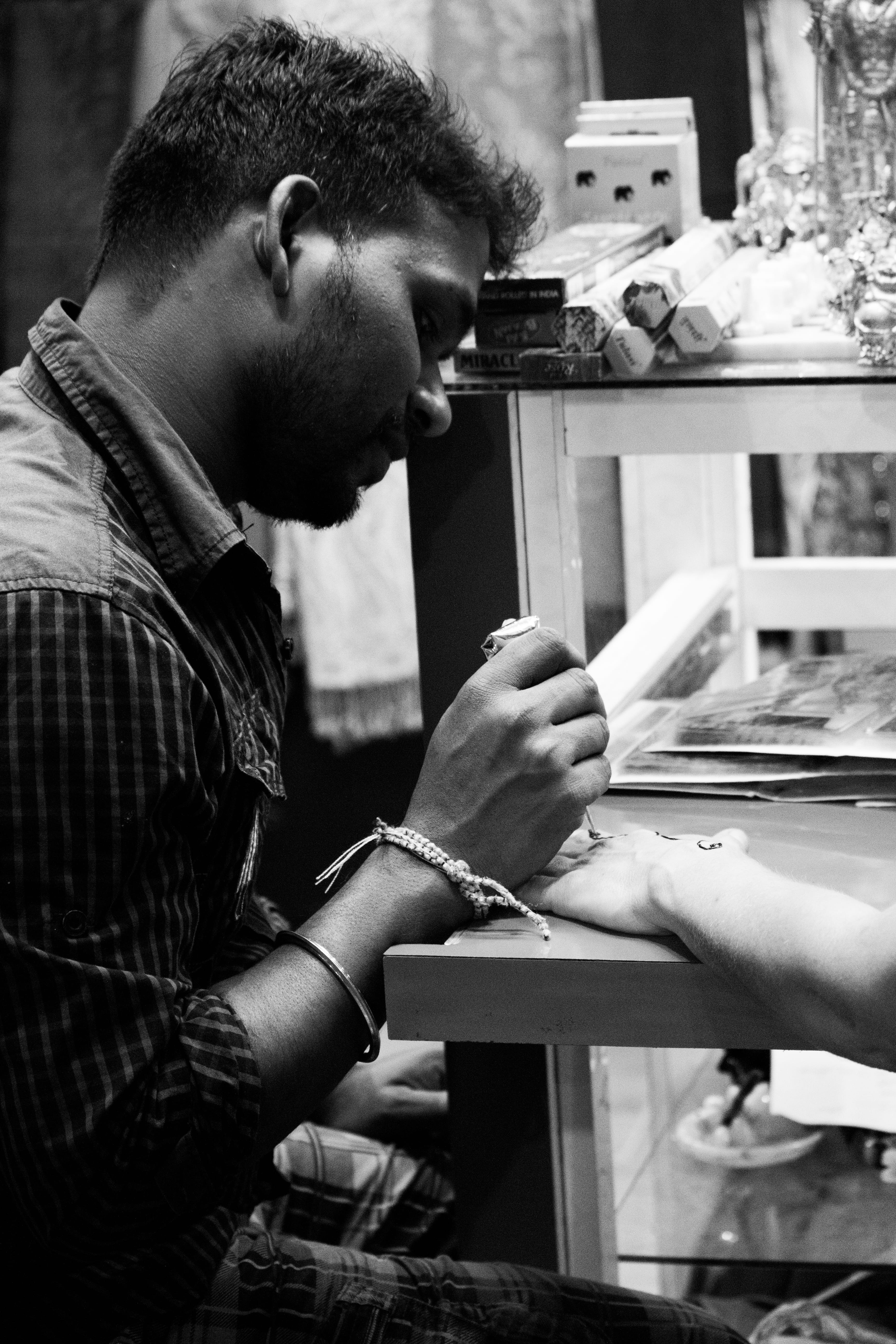 5K, black and white, expertise, art and craft, tattoo, casual clothing, men, concentration, people, two people, artist, side view, activity, central market, Phone HD Wallpaper