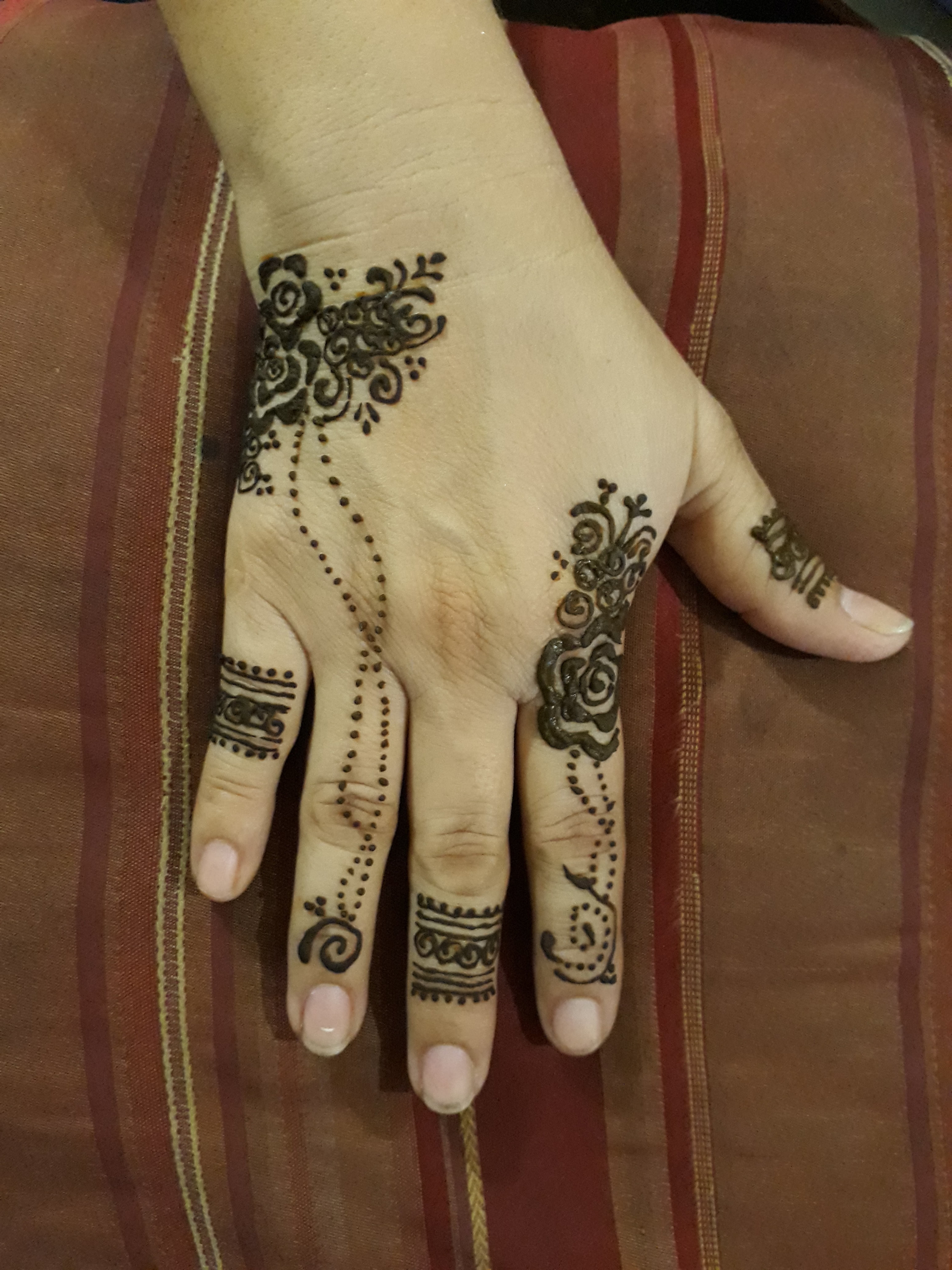 henna tattoo, mandala, tattoo, creativity, design, high angle view, floral pattern, 4K, adult, pattern, finger, tatoo, real people, indoors, human hand, Phone HD Wallpaper