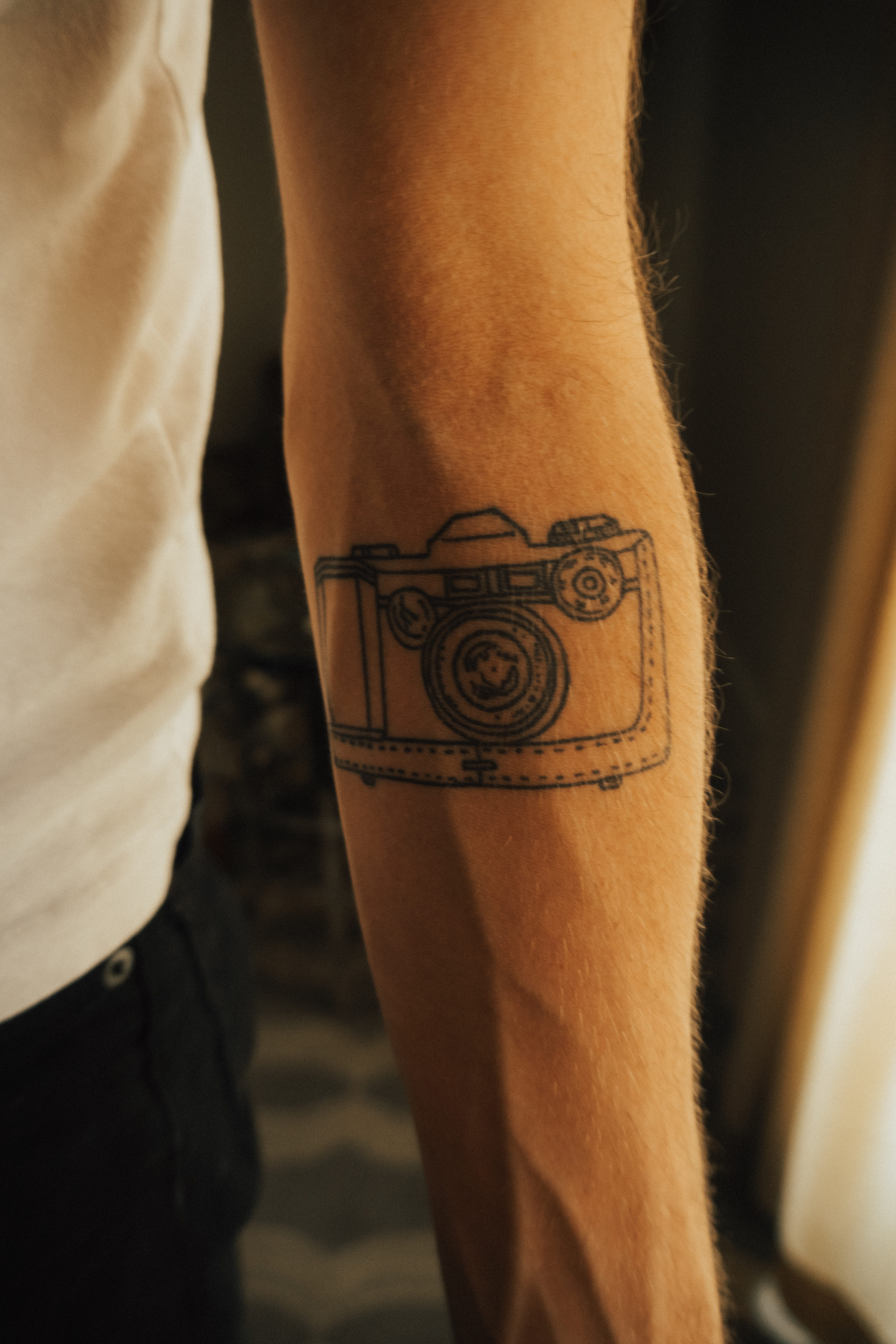 guy, tattoo, dark, fashion, arm, vintage cmaera, close-up, focus on foreground, design, real people, human body part, human hand, moody, camera, creativity, Phone HD Wallpaper
