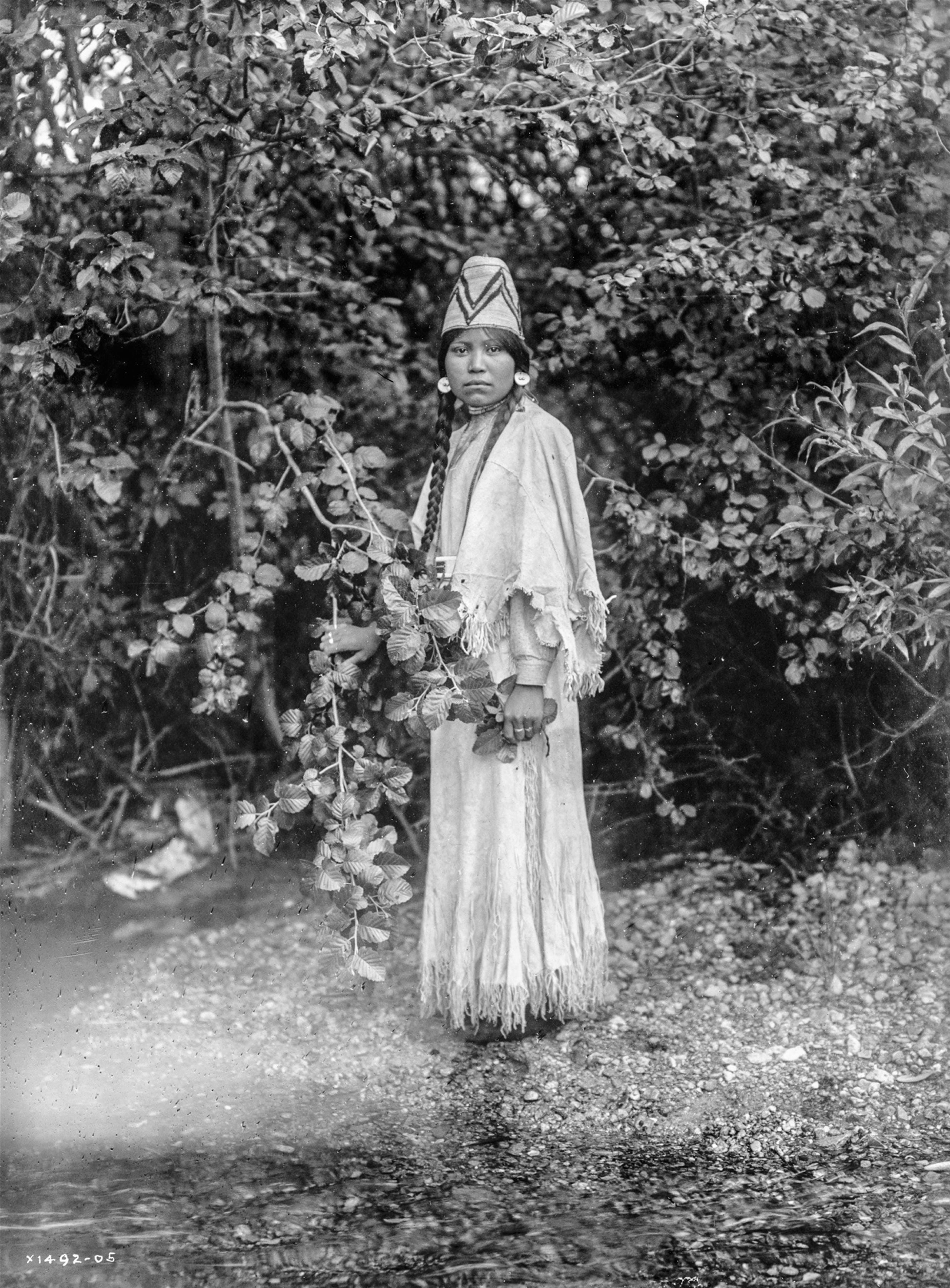 females, old, tribal, only women, tradition, standing, greyscale, tree, young adult, vintage, american, 2K, woman, spooky, celebration, fashion, looking at camera, Phone HD Wallpaper