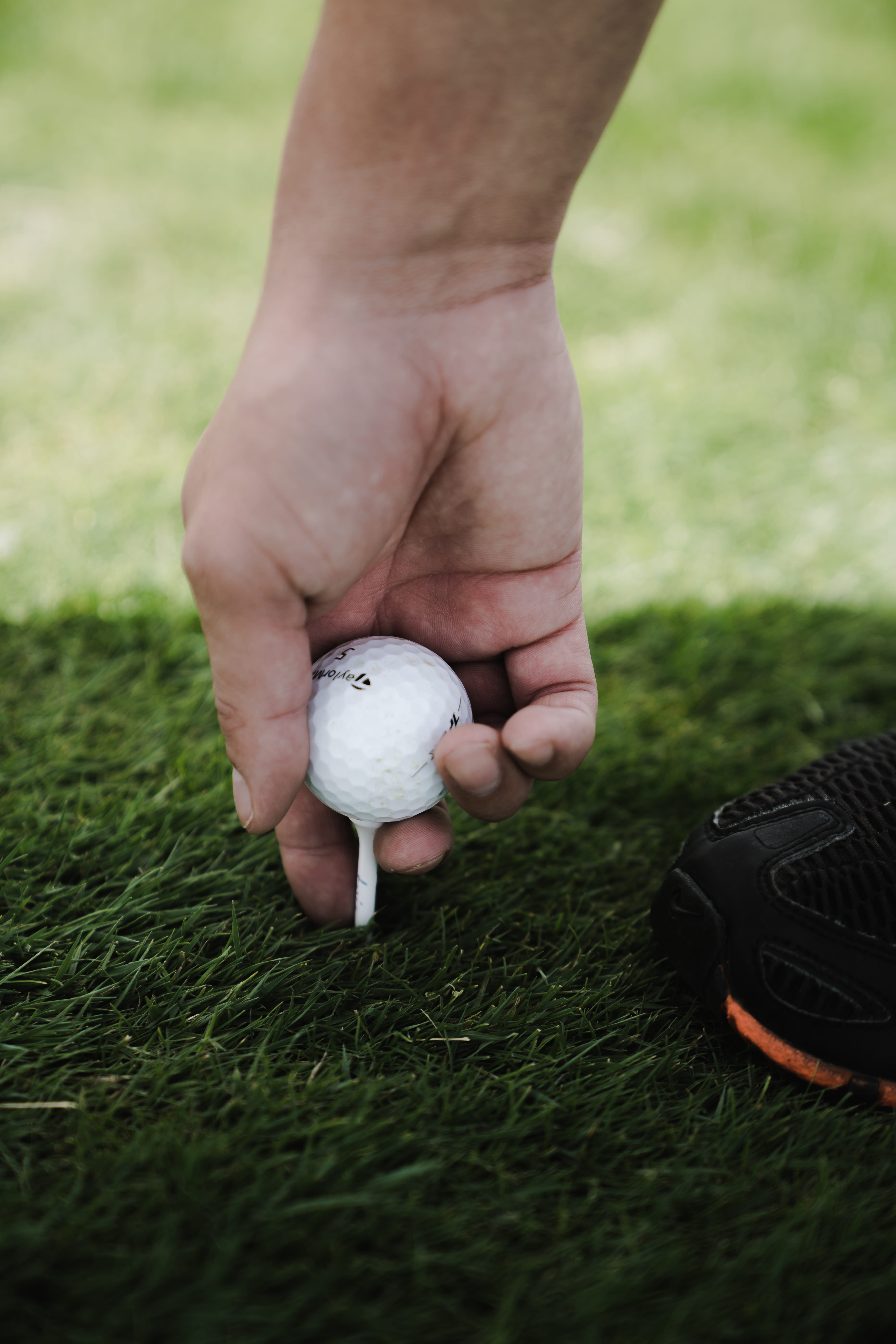 outdoors, blur, human body part, golf ball, grass, ball, golf course, sport, selective focus, focus, person, leisure activity, nature, holding, one person, Phone HD Wallpaper