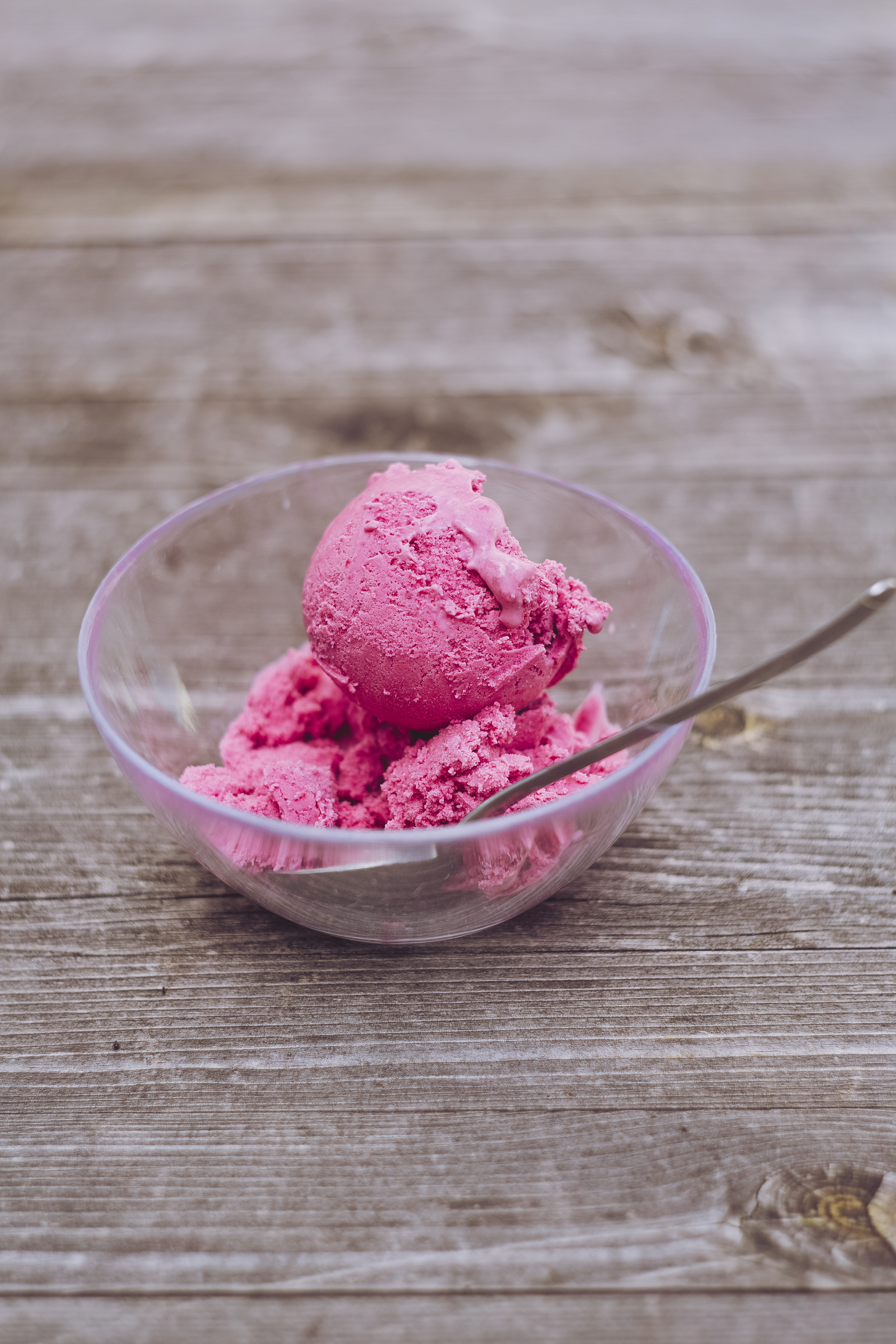 5K, cold temperature, wood - material, dessert, frozen, freshness, twirl, pink, frozen sweet food, food and drink, glass, unhealthy eating, frozen food, Phone HD Wallpaper