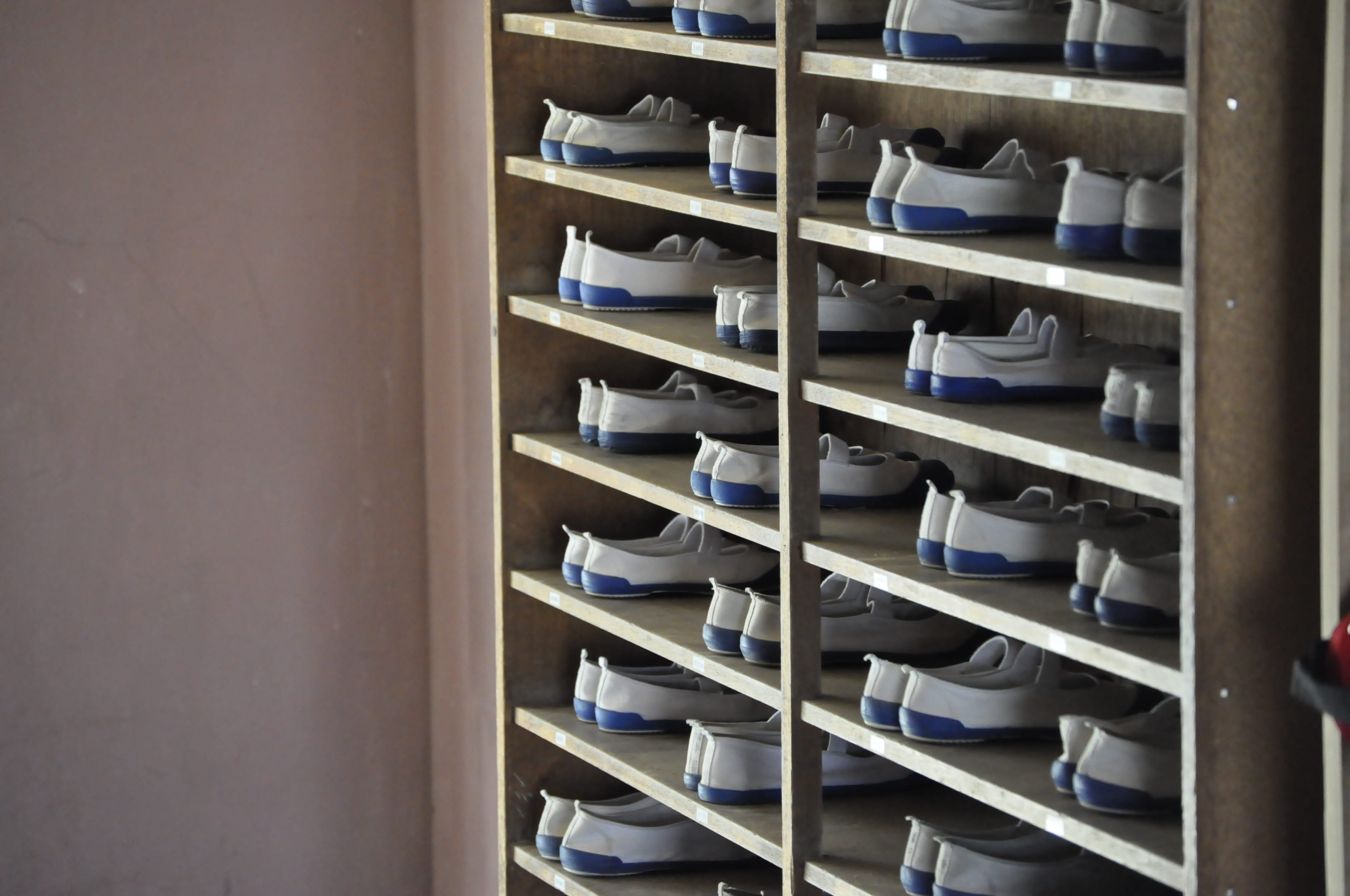 shoes, 2K, japan, abundance, no people, kids, in a row, shelf, arrangement, organize, matching, kid, wood - material, order, rack, align, building, architecture, HD Wallpaper